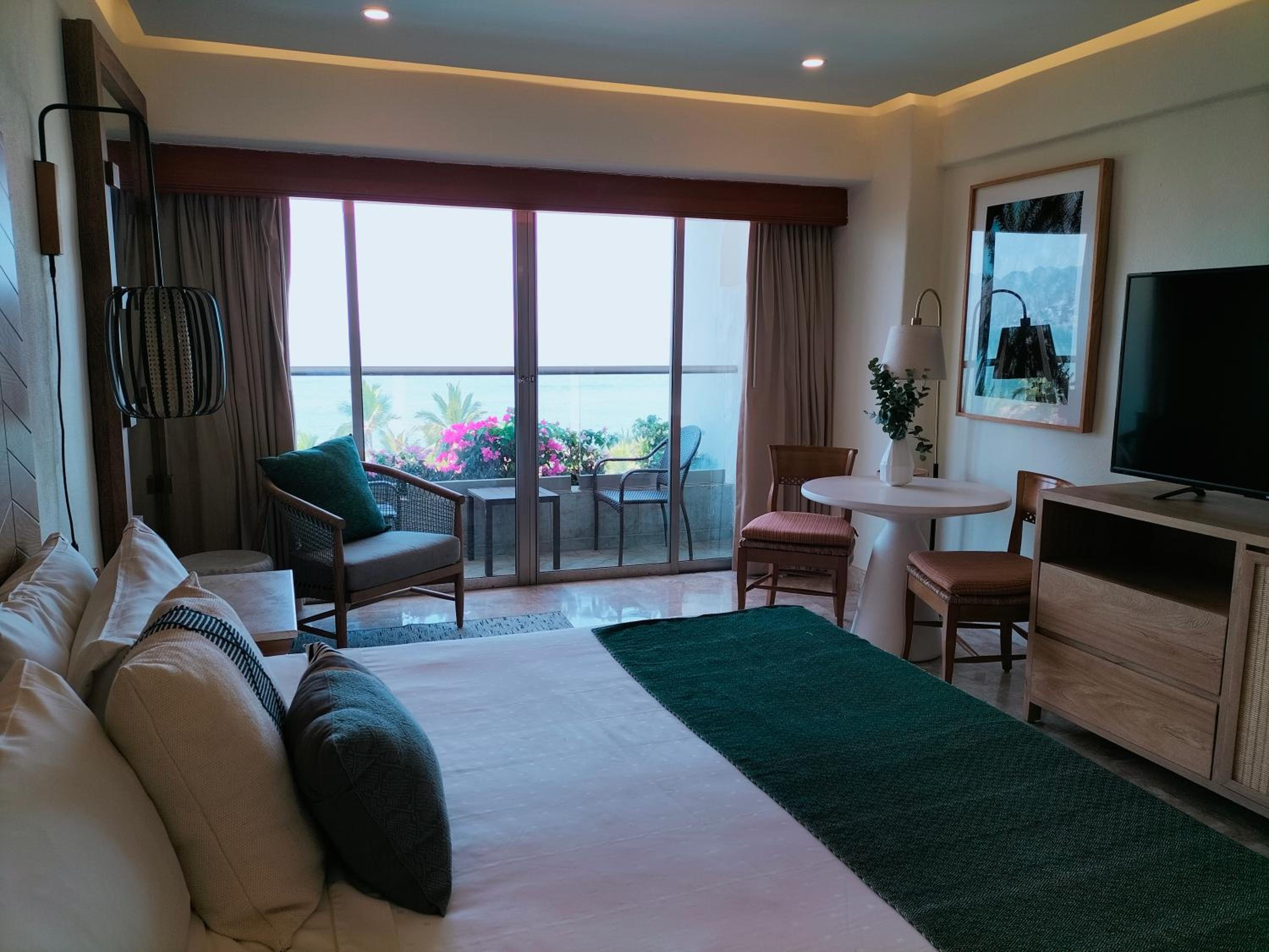 Deluxe Room King Ocean View