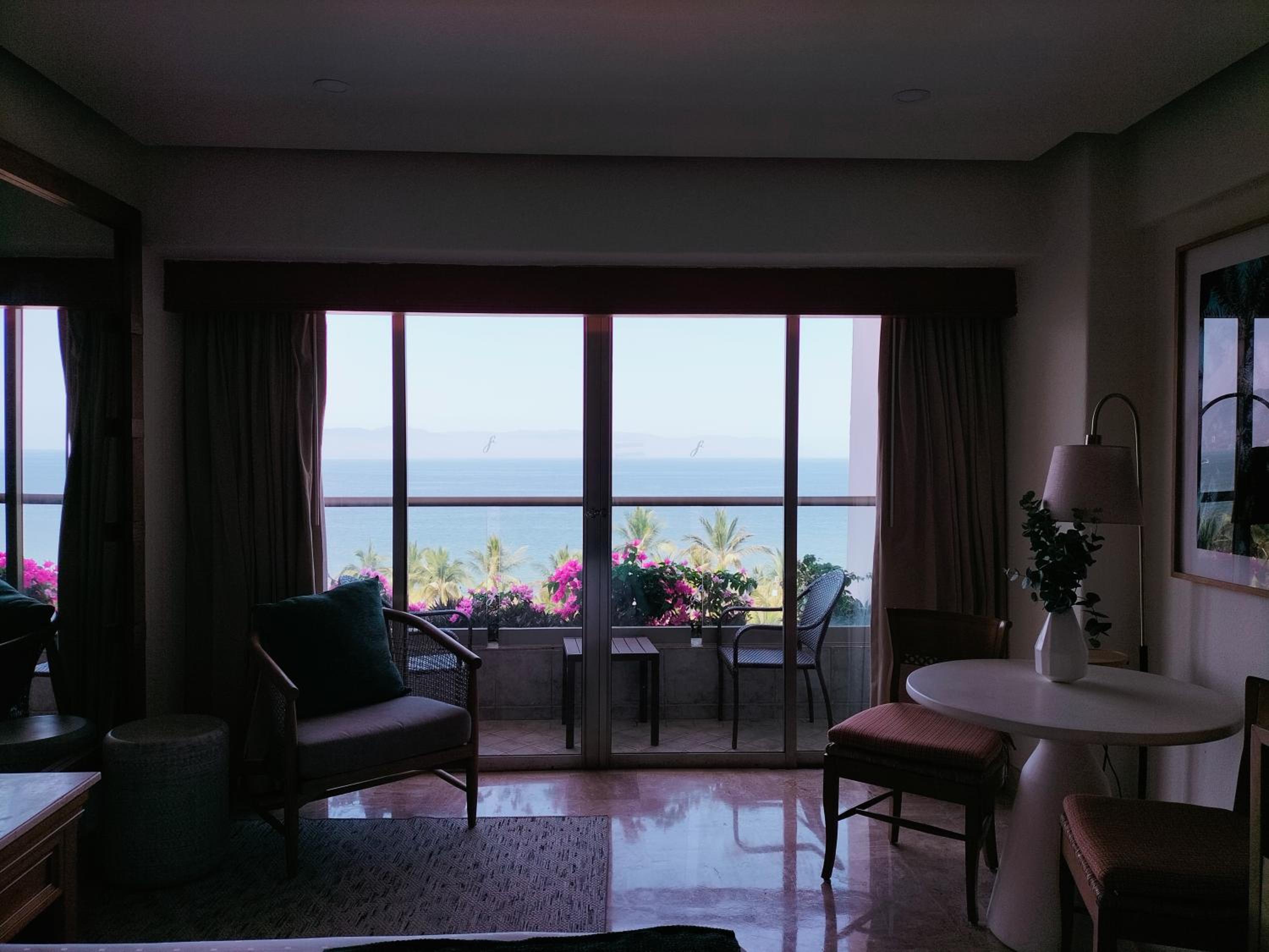 Deluxe Room King Ocean View thumbnail 6
