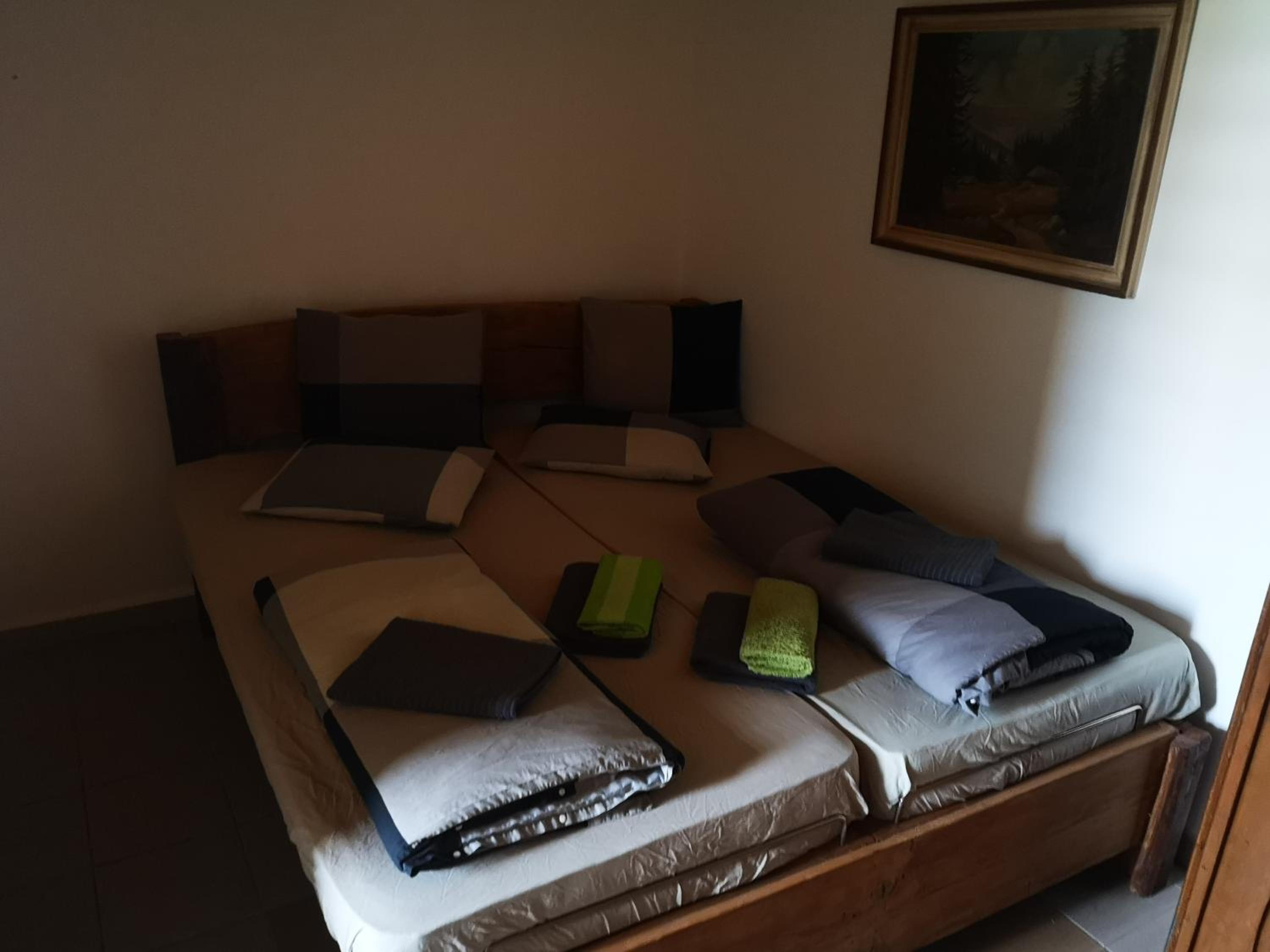 Deluxe Double Room (2 Adults + 1 Child) - Photo 1