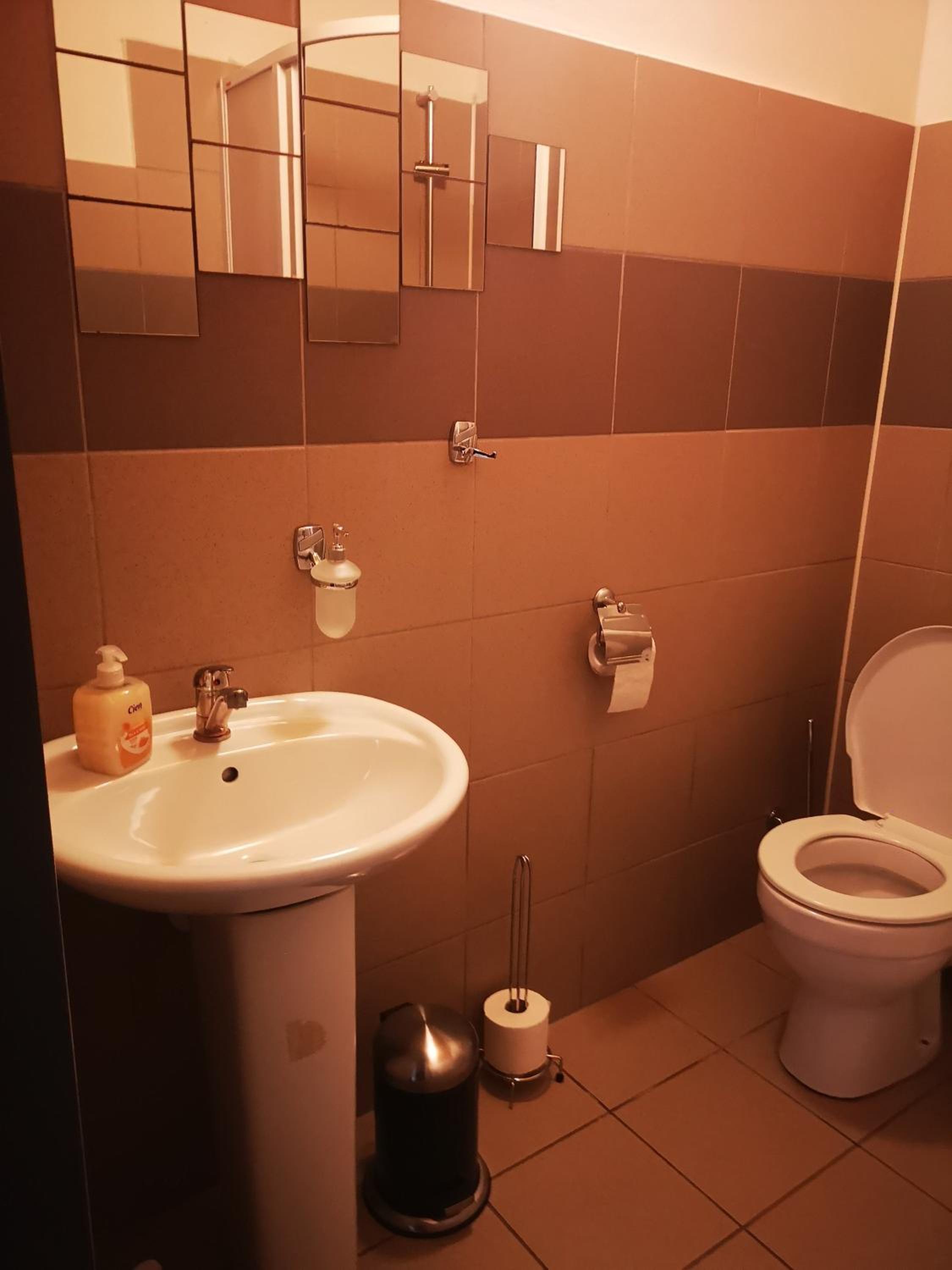 Deluxe Double Room (2 Adults + 1 Child) - Photo 7