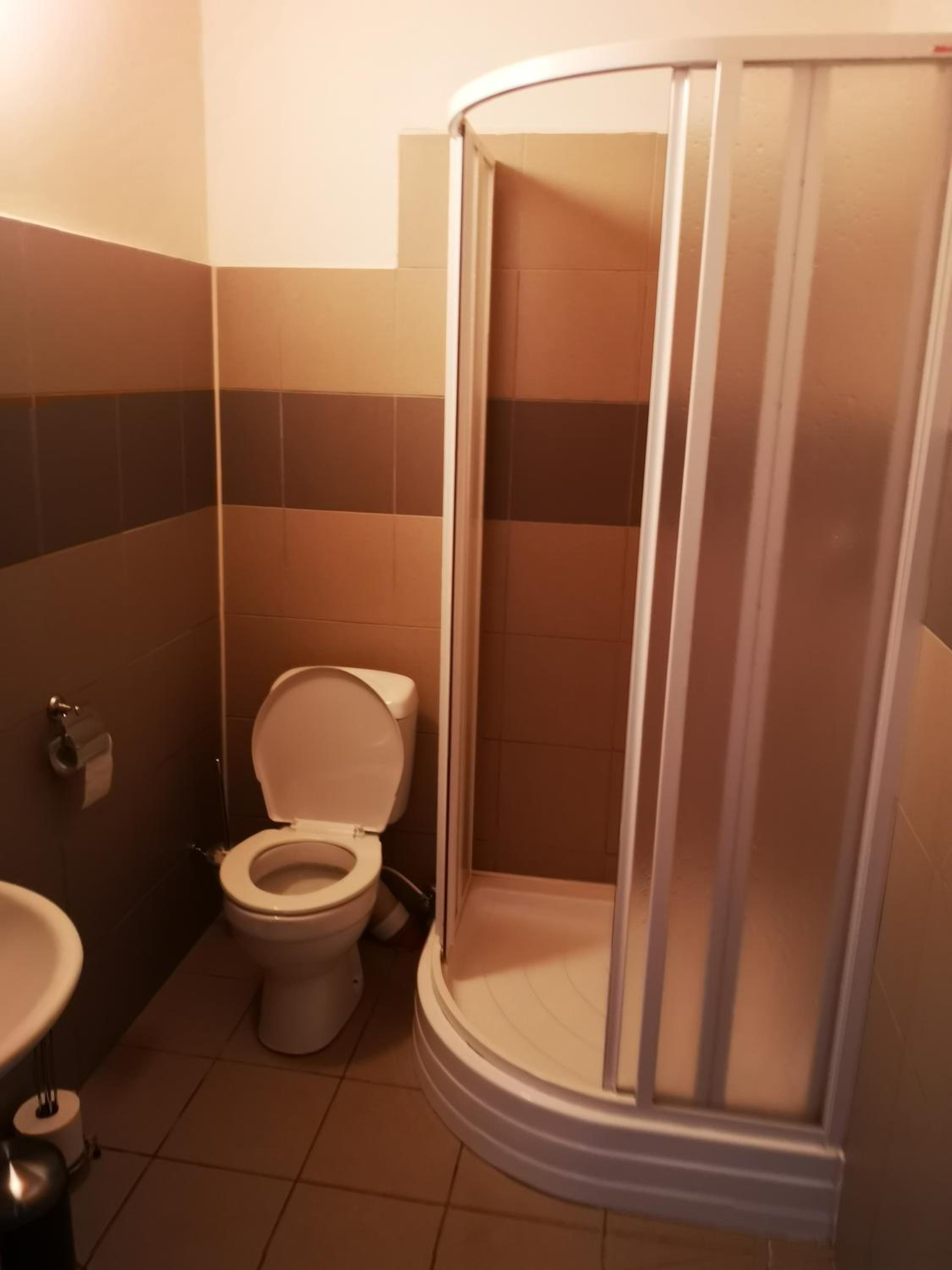Deluxe Double Room (2 Adults + 1 Child) - Photo 6