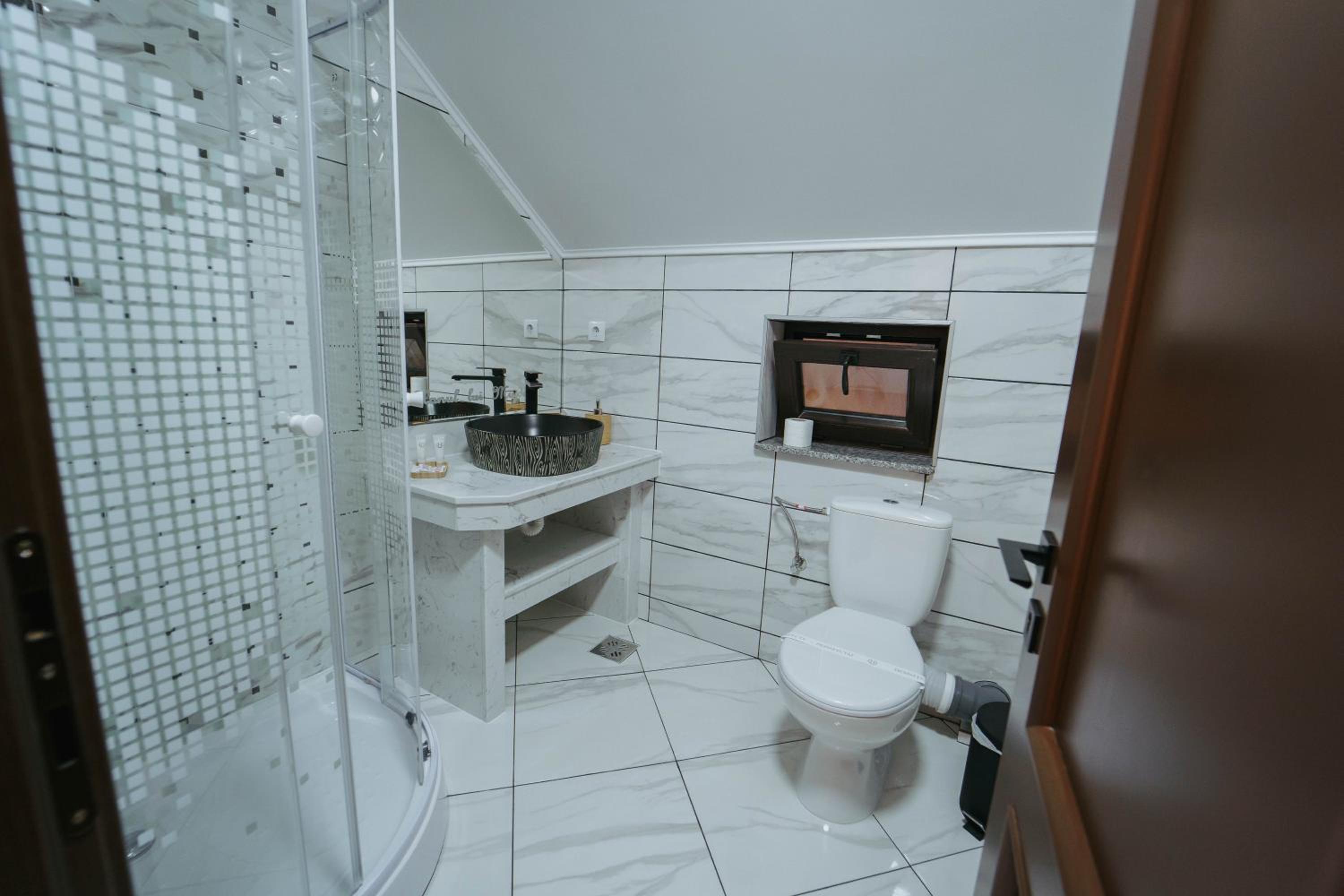 Double Room with Private Bathroom - Photo 2