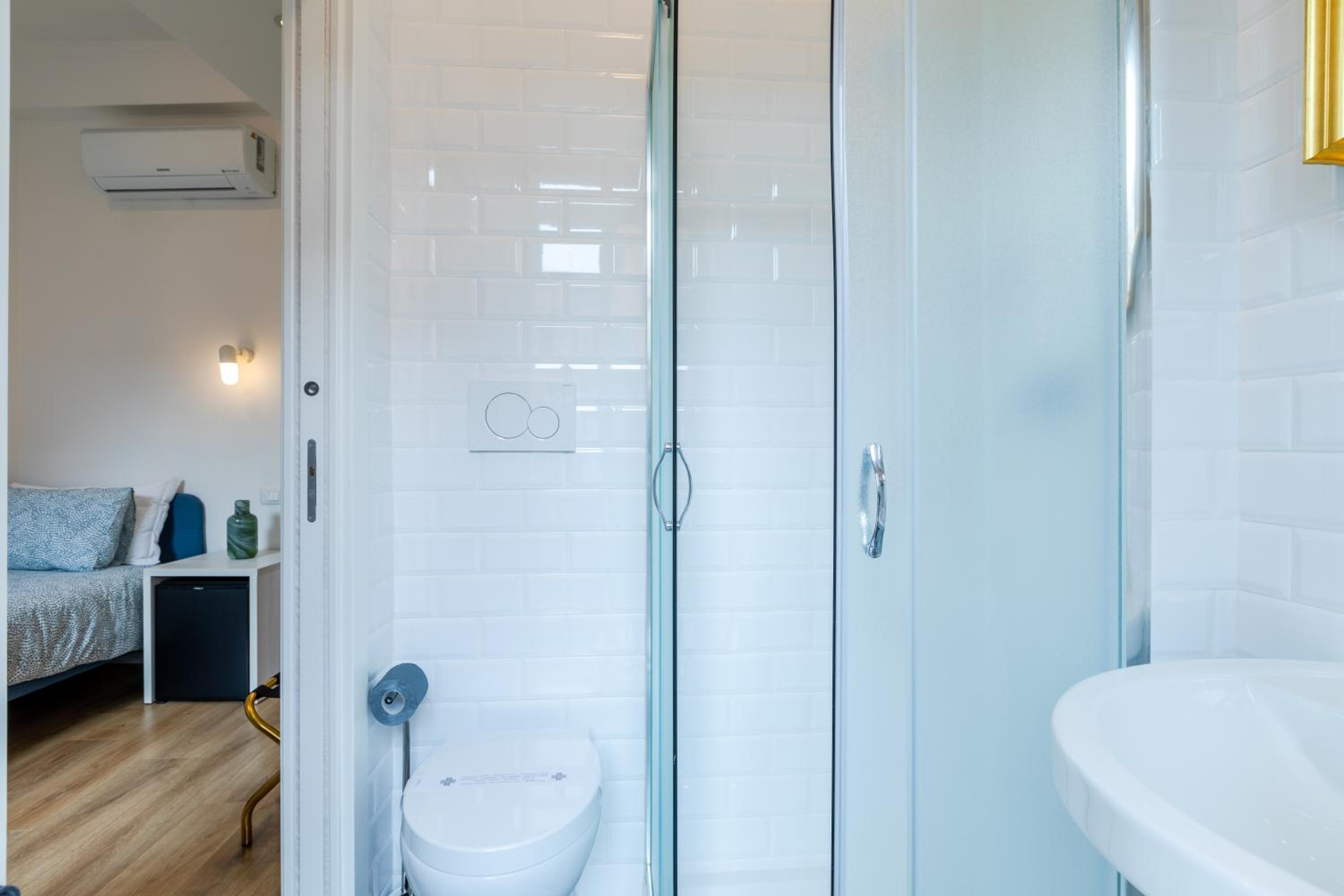 Single Room with Private Bathroom photo 2