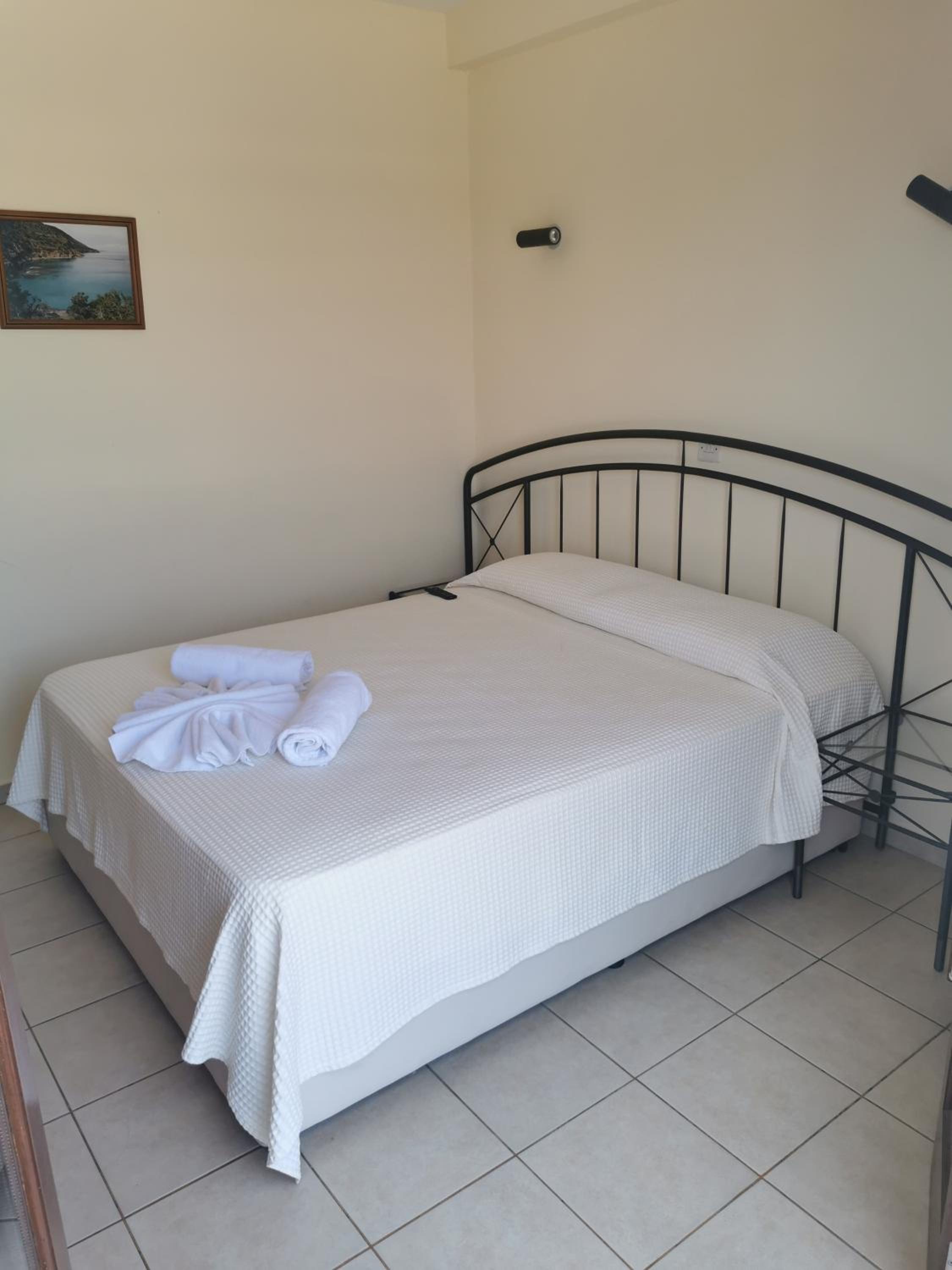 Budget Double Room - Photo 5