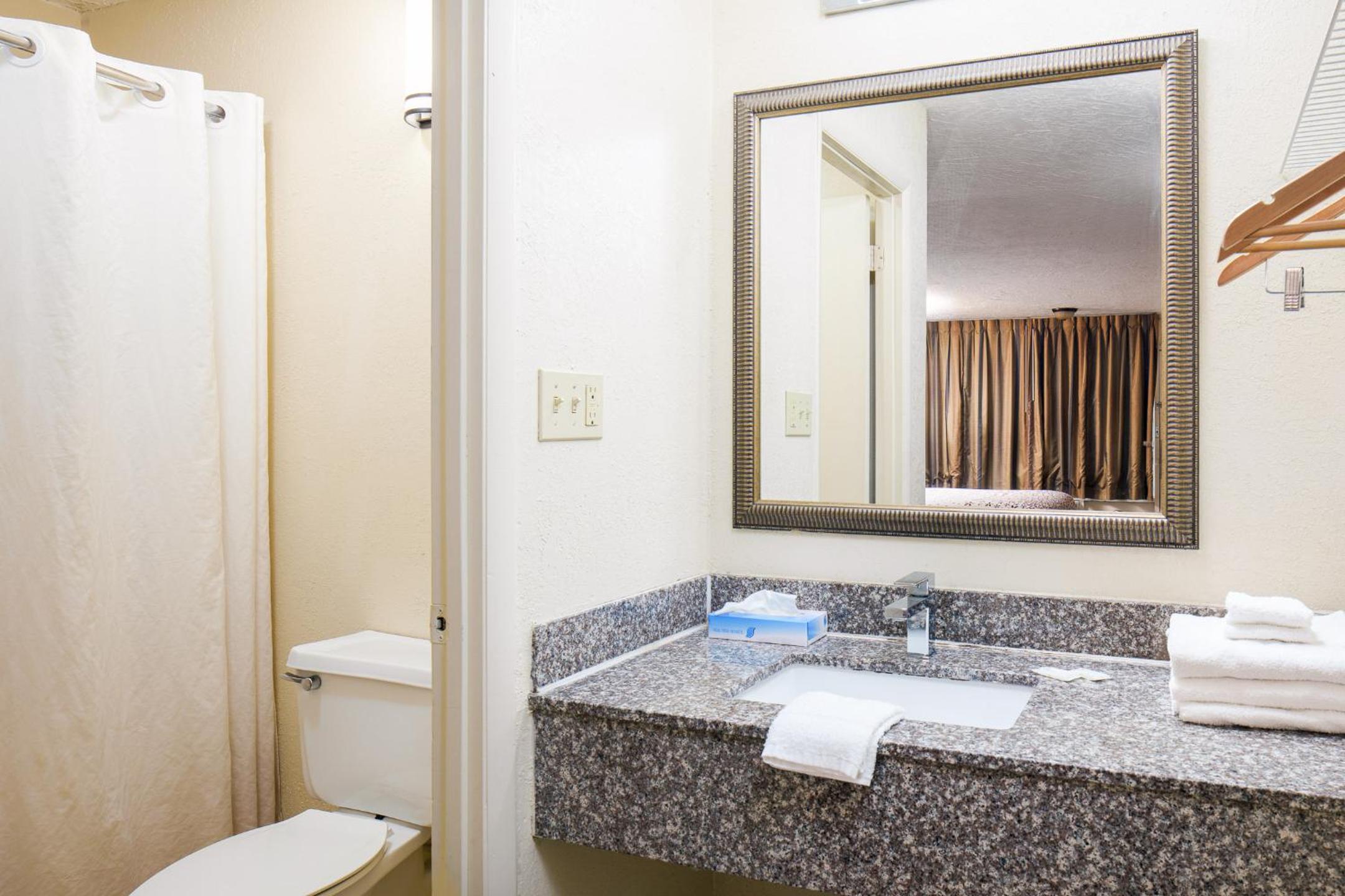 Economy Double Queen Room photo 3