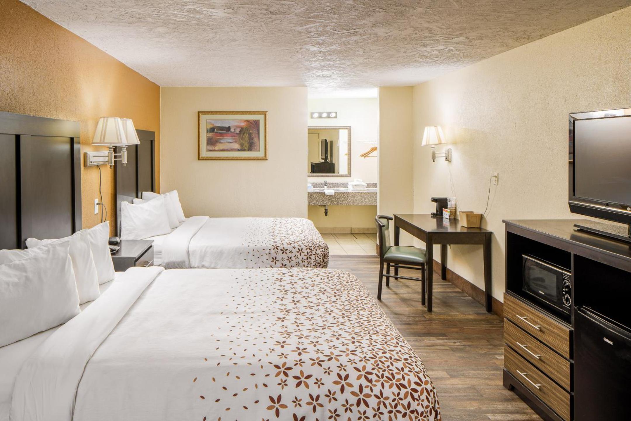 Economy Double Queen Room photo 1