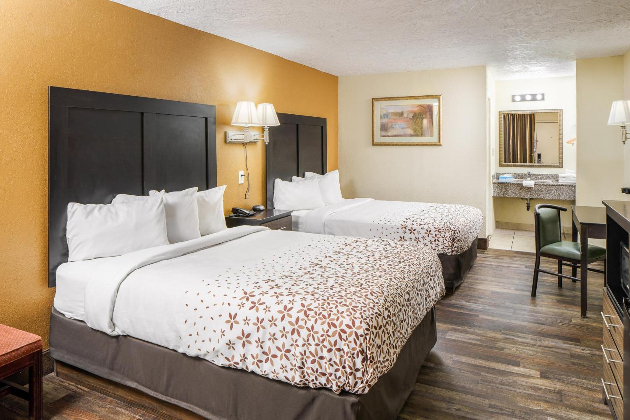 Queen Room with Two Queen Beds - Non-Smoking photo 2