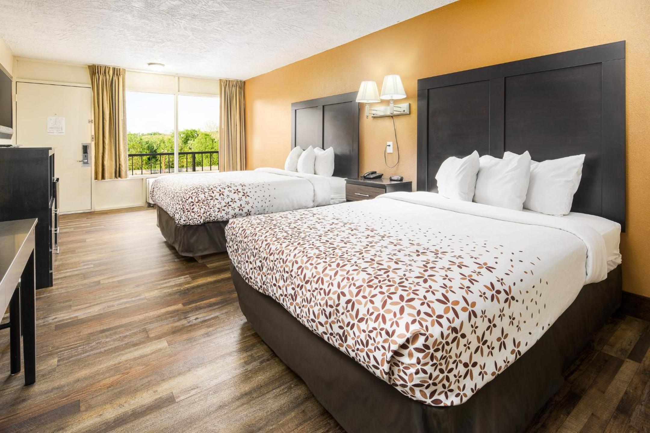 Economy Double Queen Room photo 2