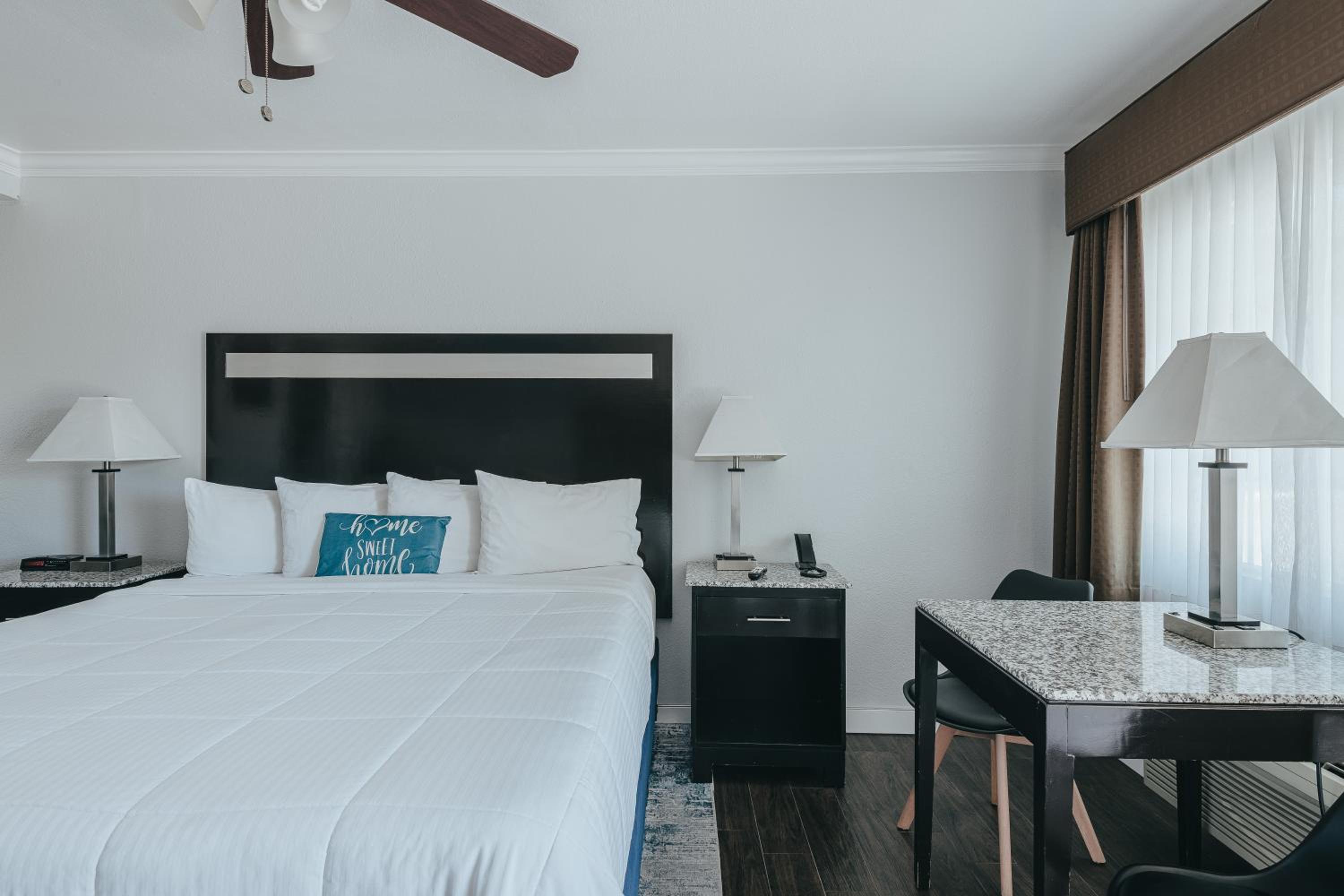 Deluxe King Room - Downstairs, Non-Smoking, No Pets - Photo 2