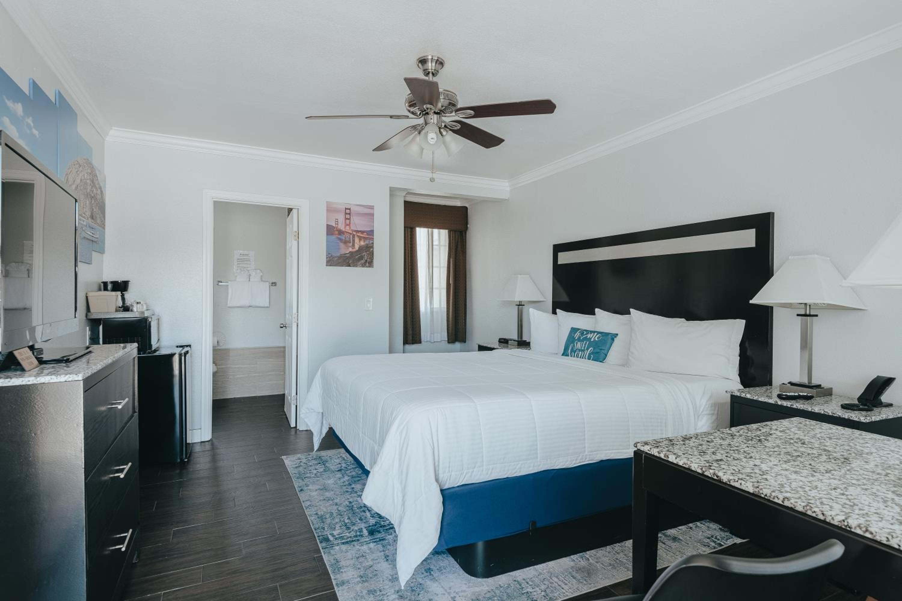 Deluxe King Room - Downstairs, Non-Smoking, No Pets - Photo 1