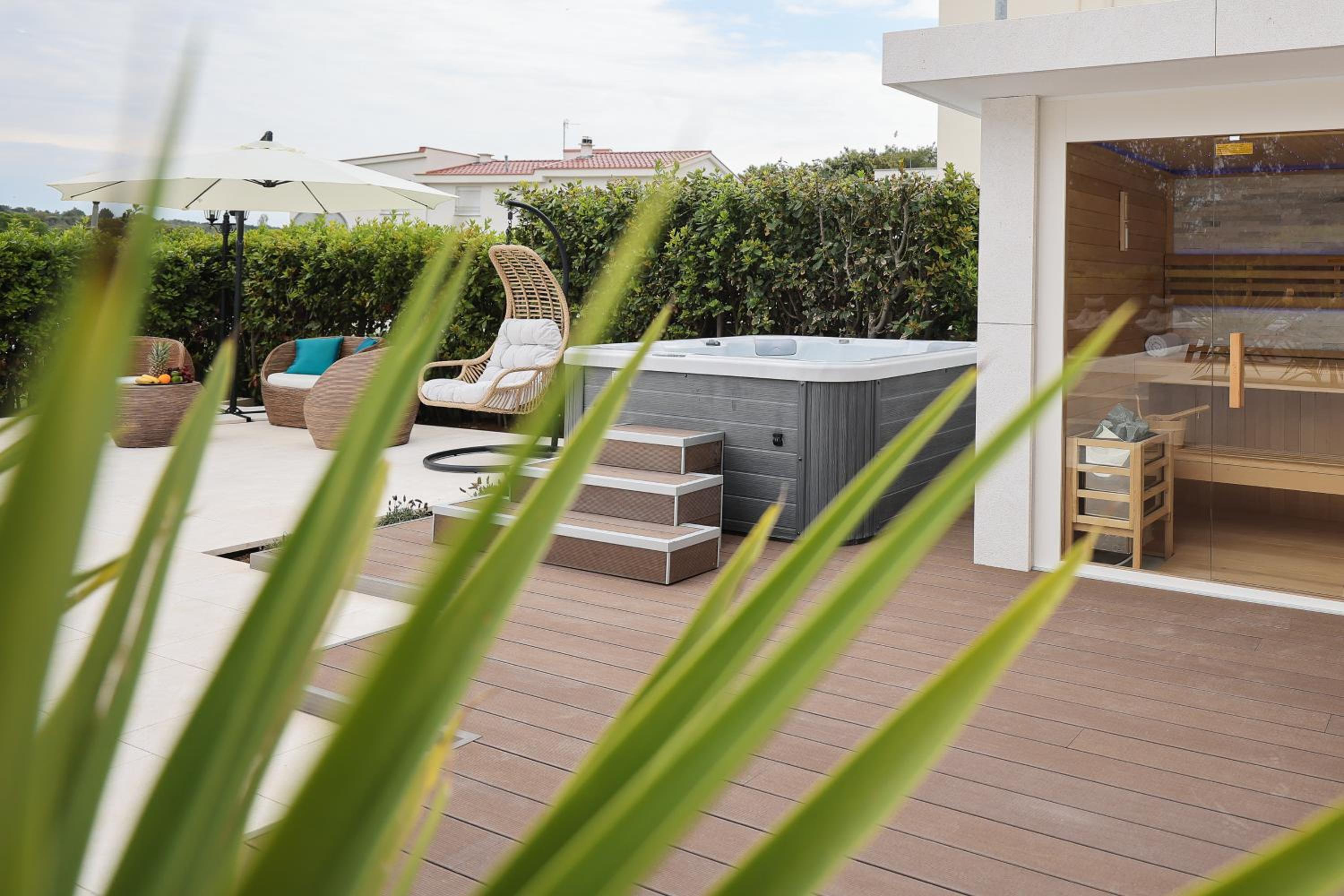 One-Bedroom Apartment with Terrace or Balcony - Photo 35
