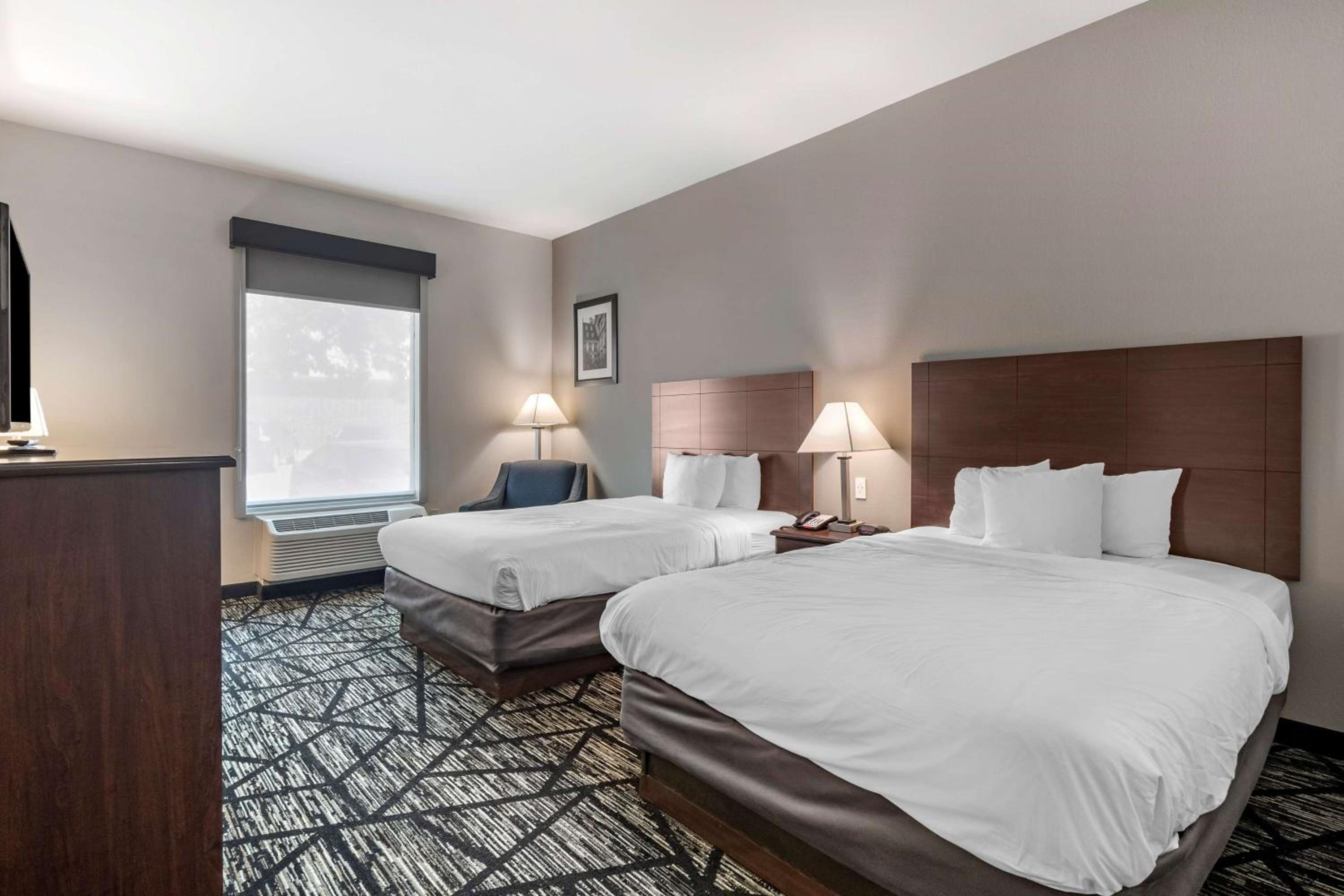 Queen Room with Two Queen Beds and Roll-In Shower - Mobility Access/Non-Smoking