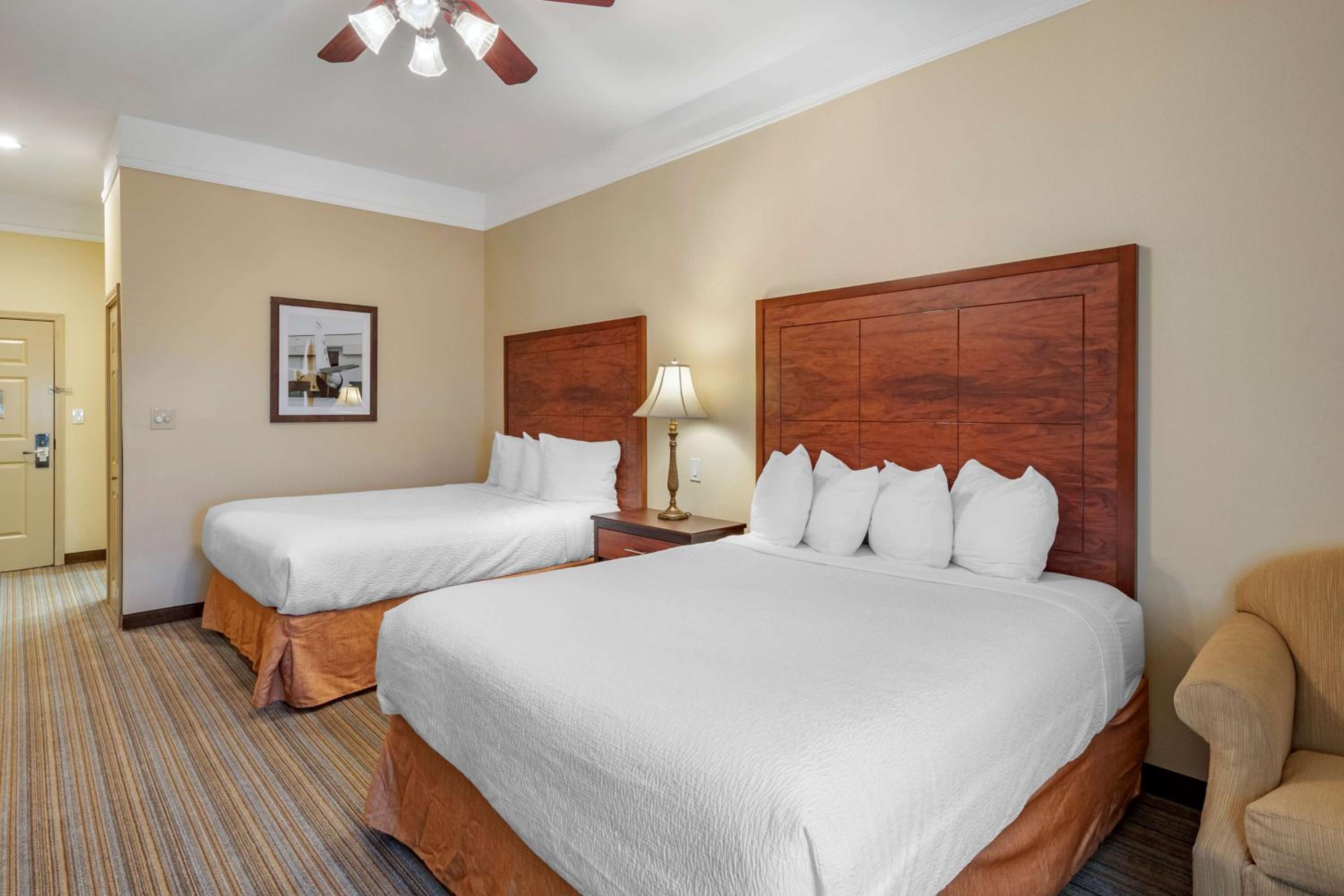 Queen Room with Two Queen Beds - Non-Smoking - Photo 4