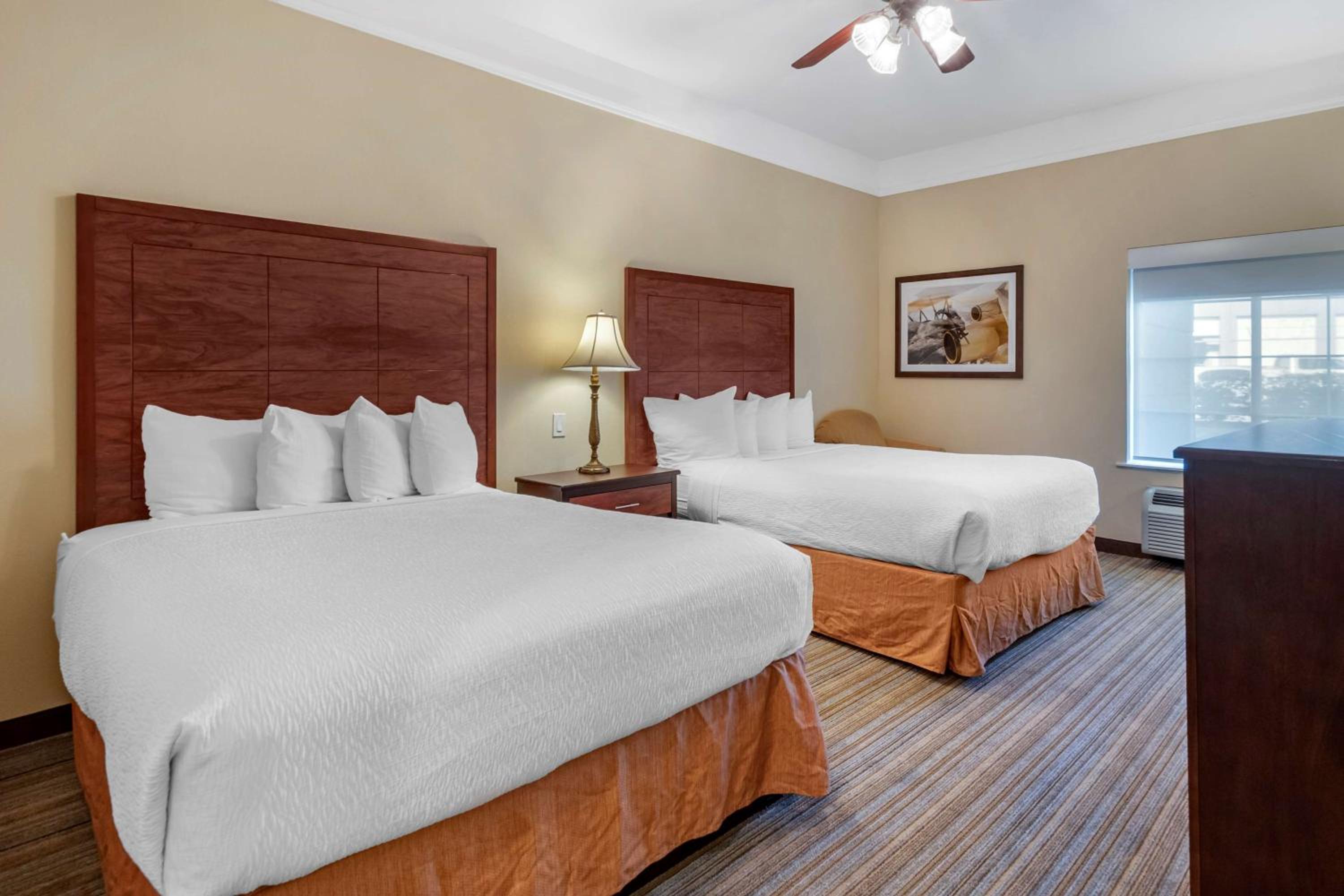 Queen Room with Two Queen Beds - Non-Smoking - Photo 1