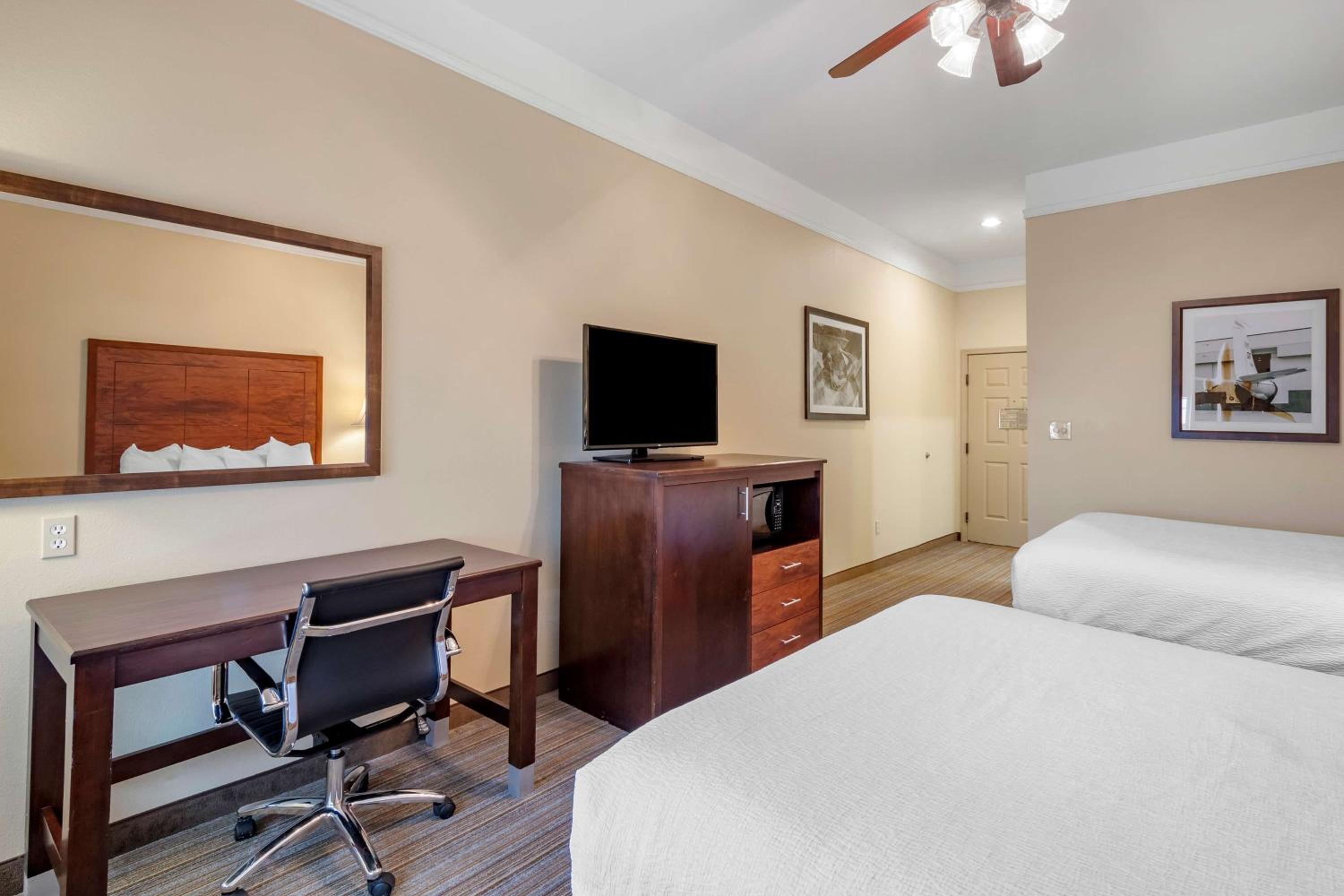 Queen Room with Two Queen Beds - Non-Smoking - Photo 3