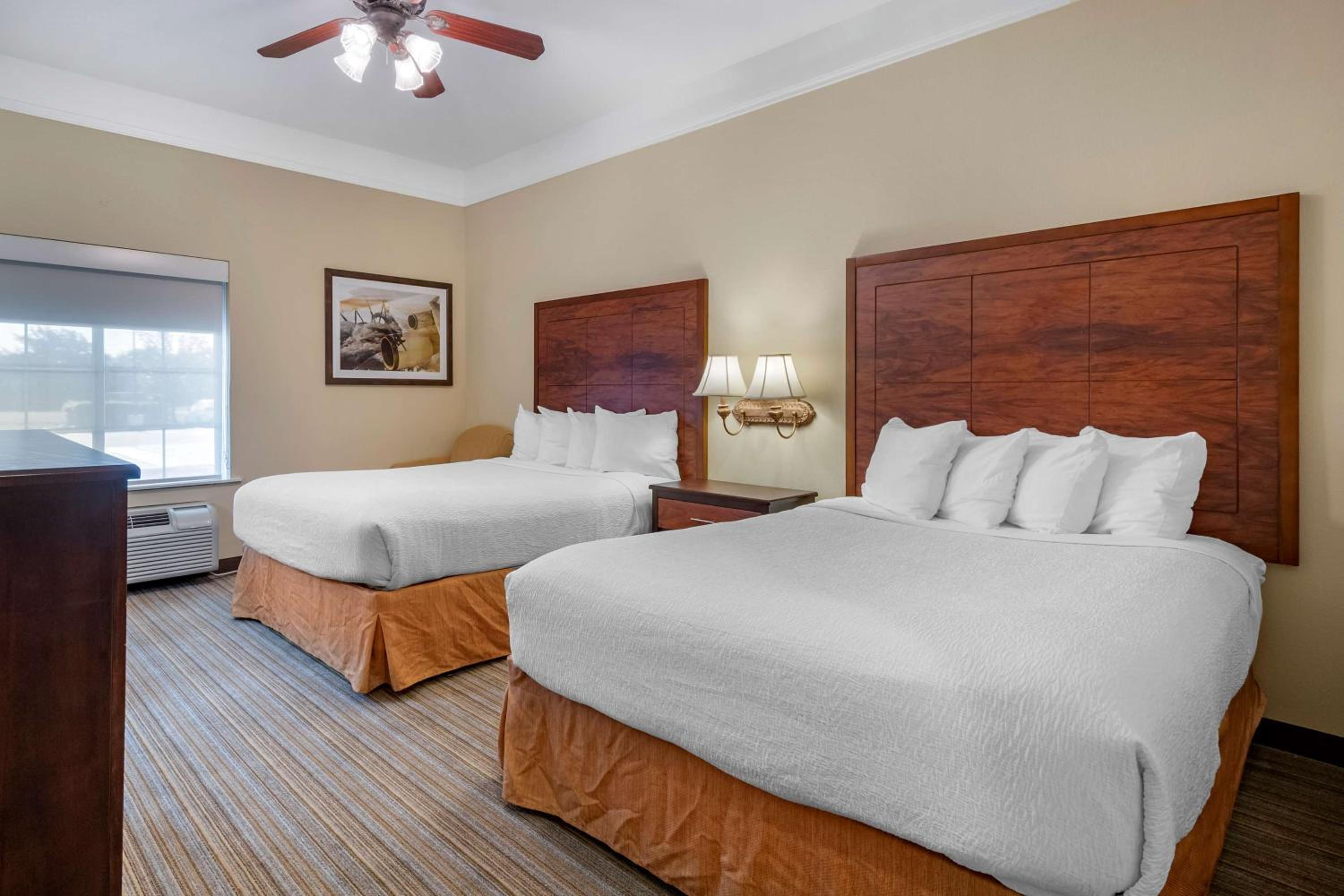 Queen Room With Two Queen Beds - Disability Access/Non-Smoking - Photo 1