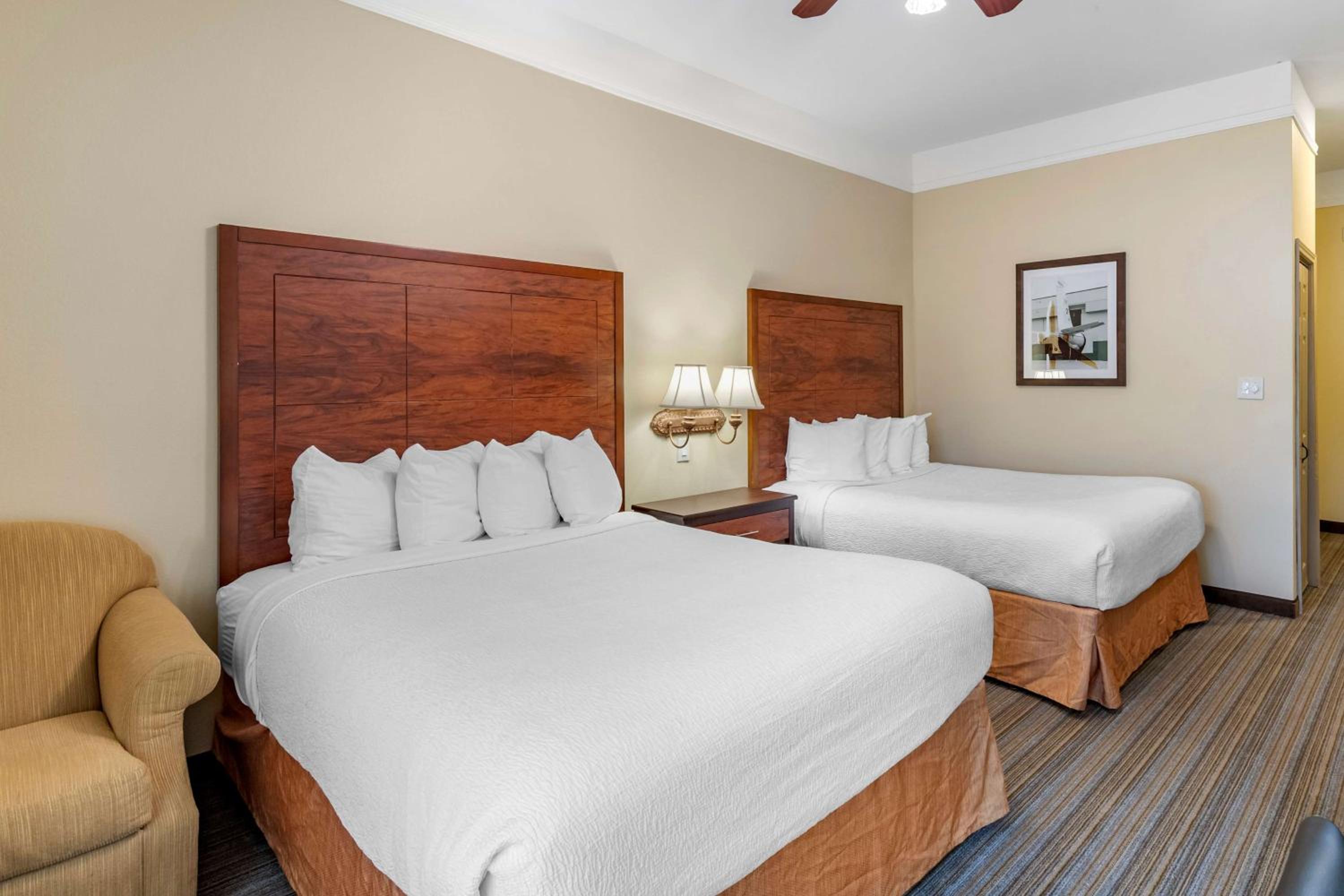Queen Room With Two Queen Beds - Disability Access/Non-Smoking - Photo 4