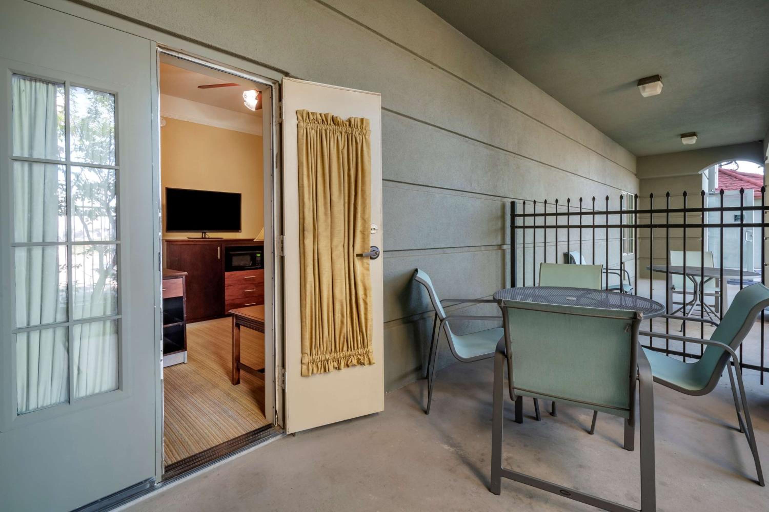 Honeymoon Suite - Non-Smoking - Photo 2