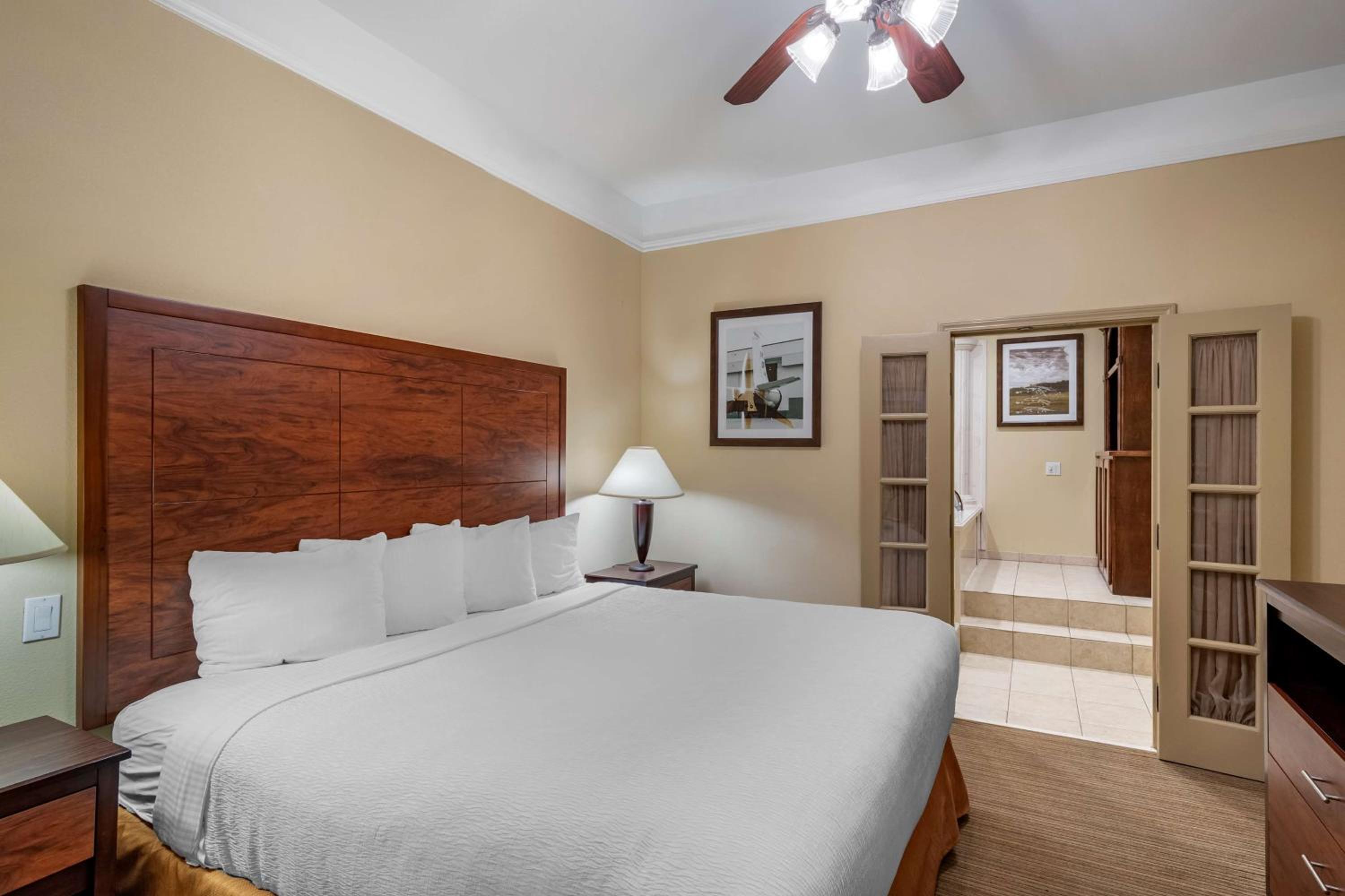 Honeymoon Suite - Non-Smoking - Photo 3