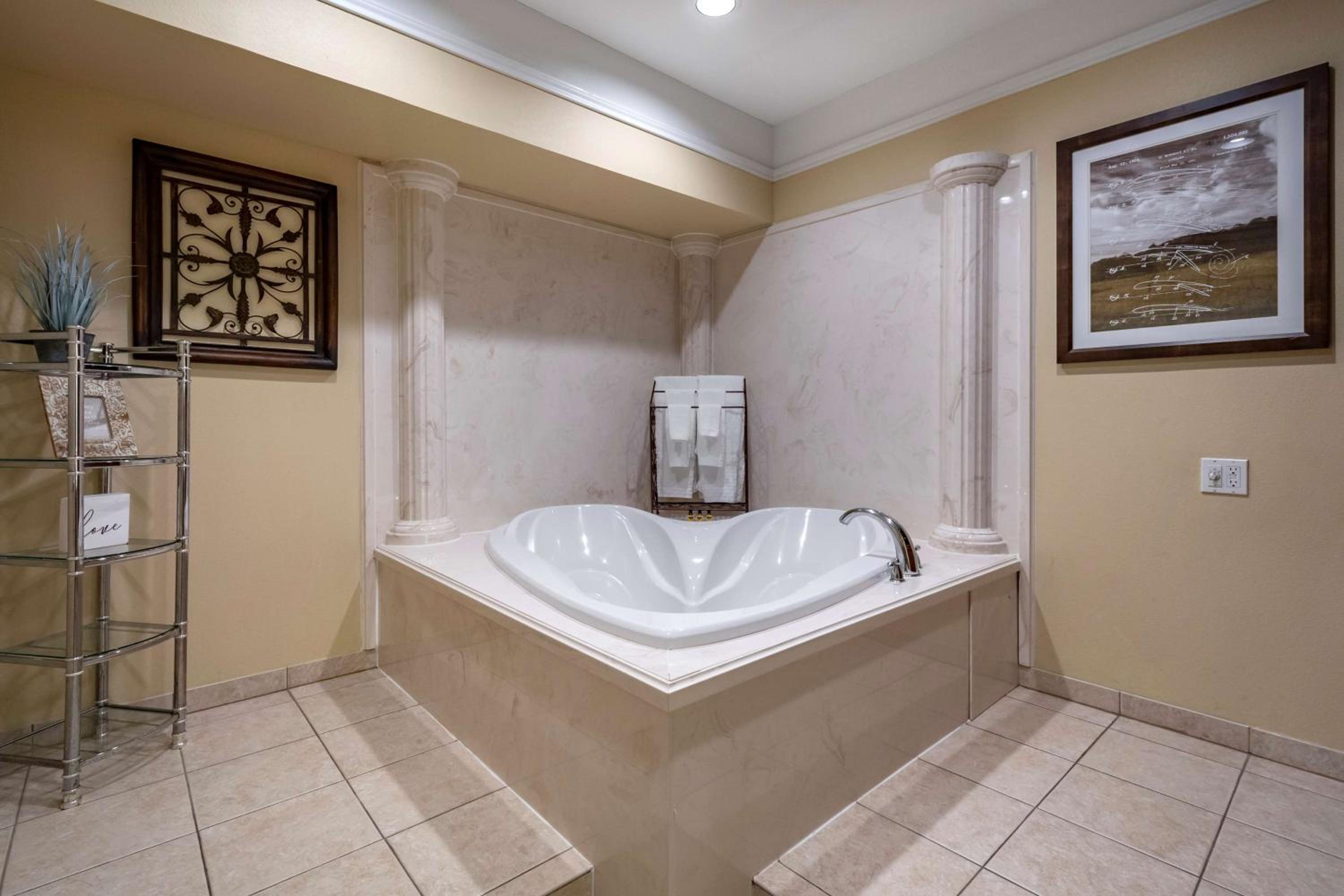 Honeymoon Suite - Non-Smoking - Photo 4