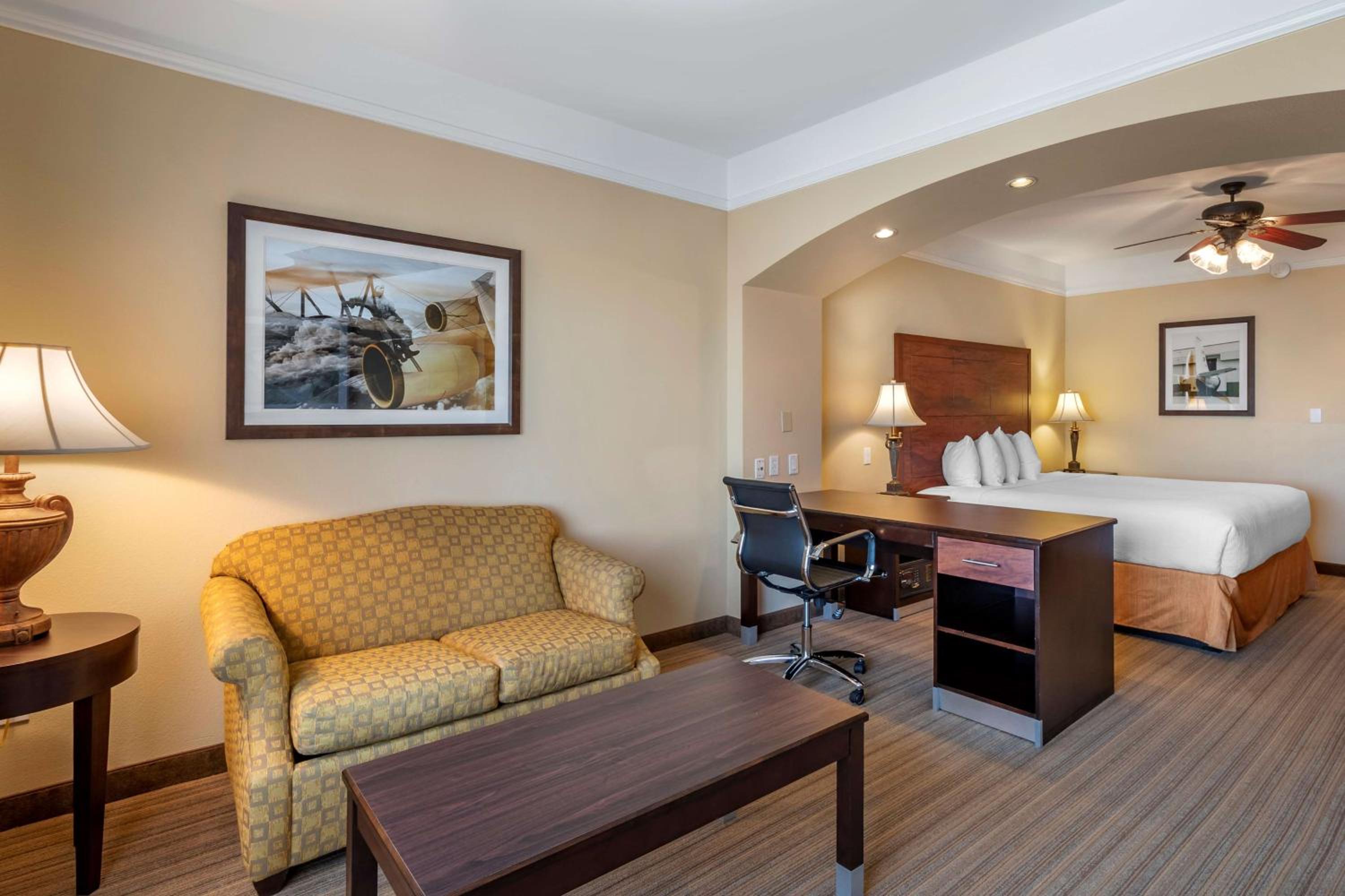 King Suite - Non-Smoking - Photo 3