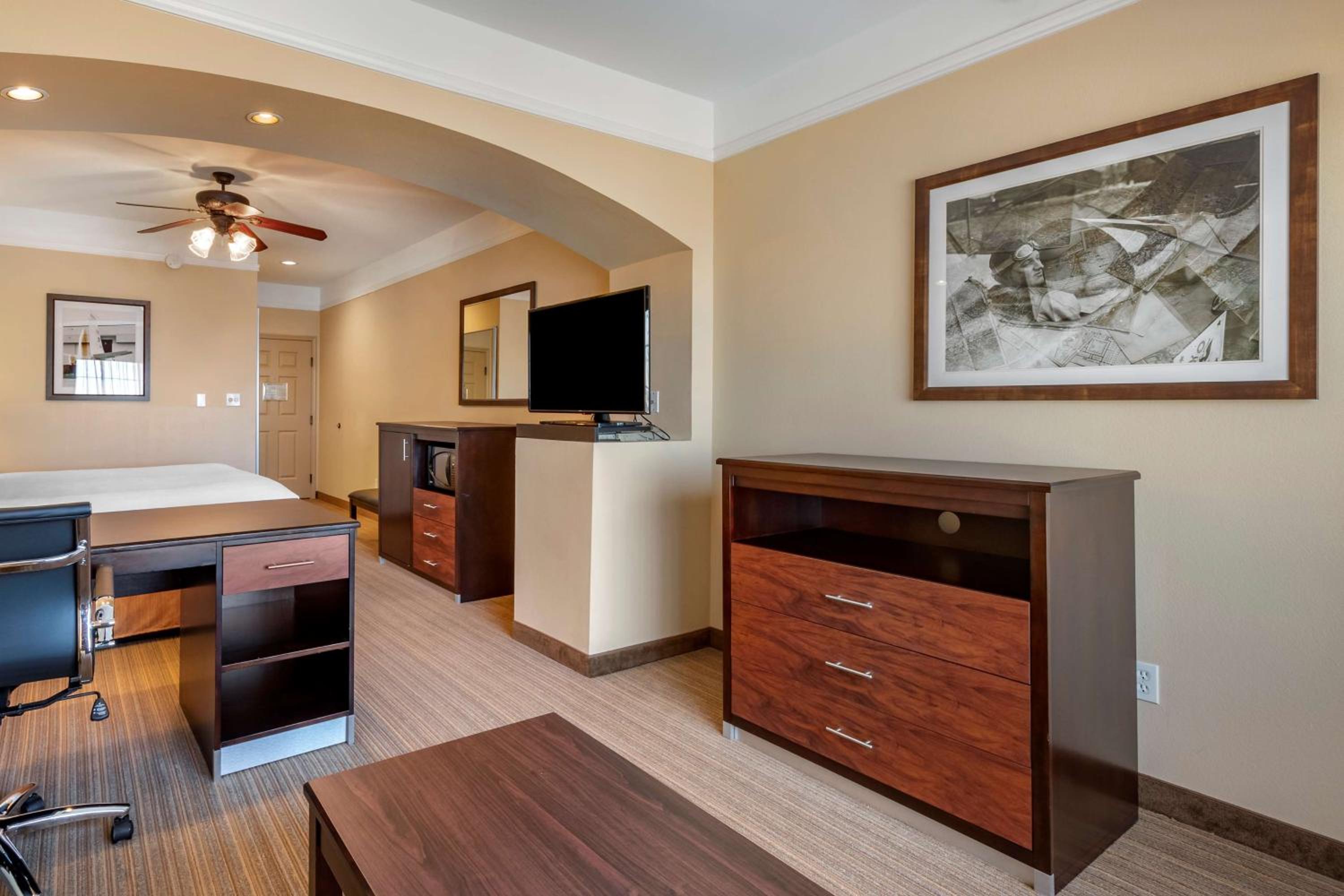 King Suite - Non-Smoking - Photo 4