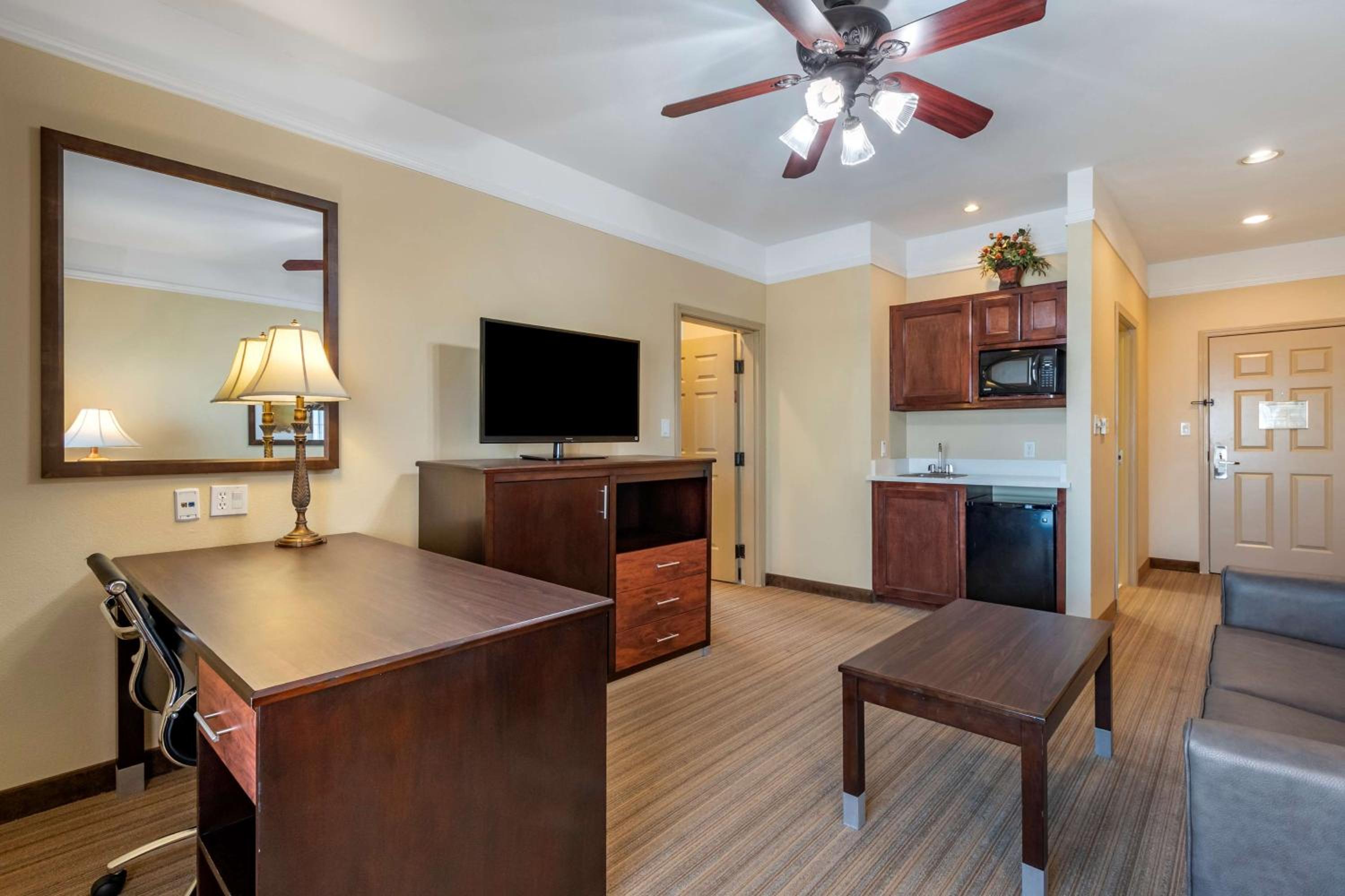 King Suite with Sofa Bed - Non-Smoking - Photo 4