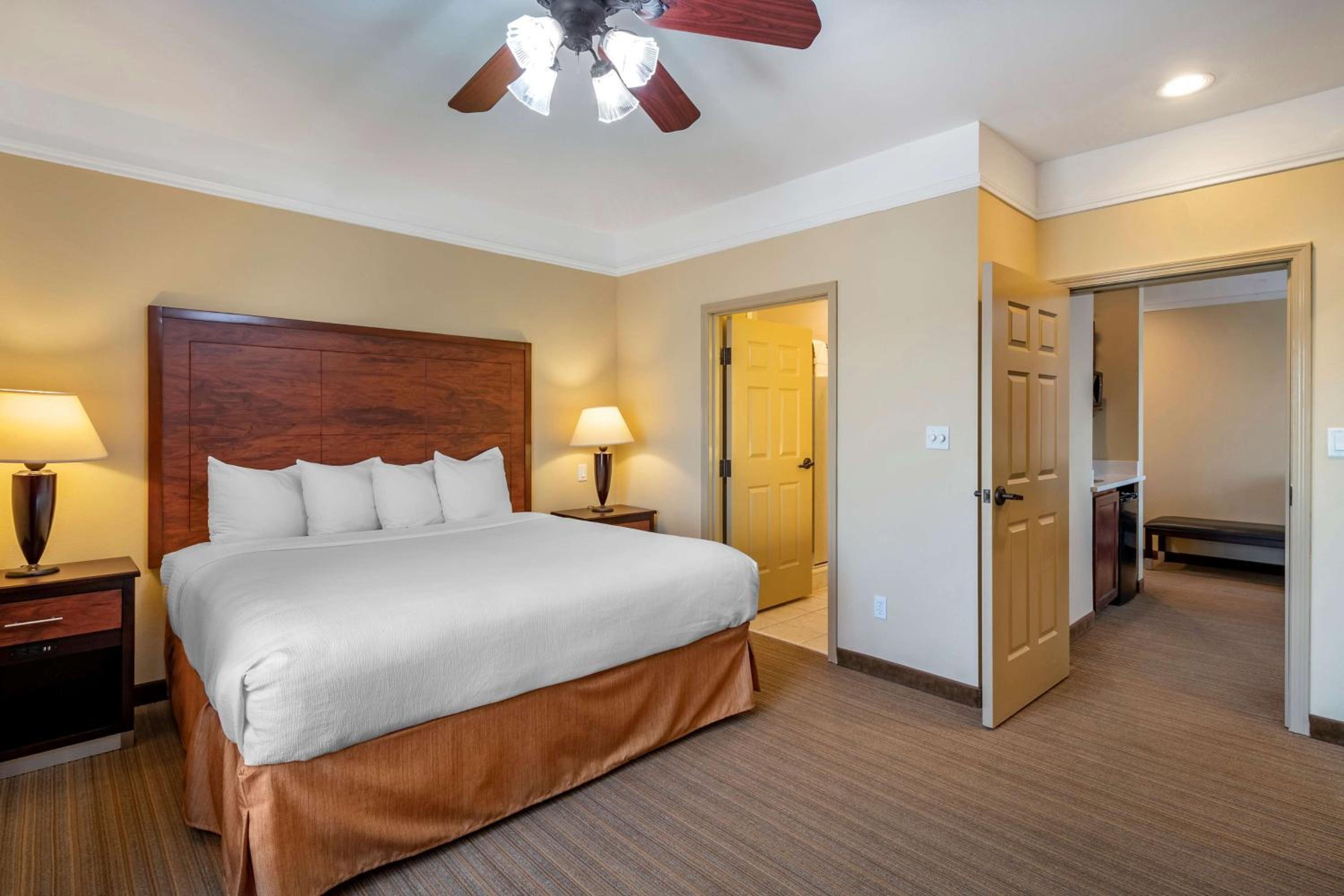 King Suite with Sofa Bed - Non-Smoking - Photo 3