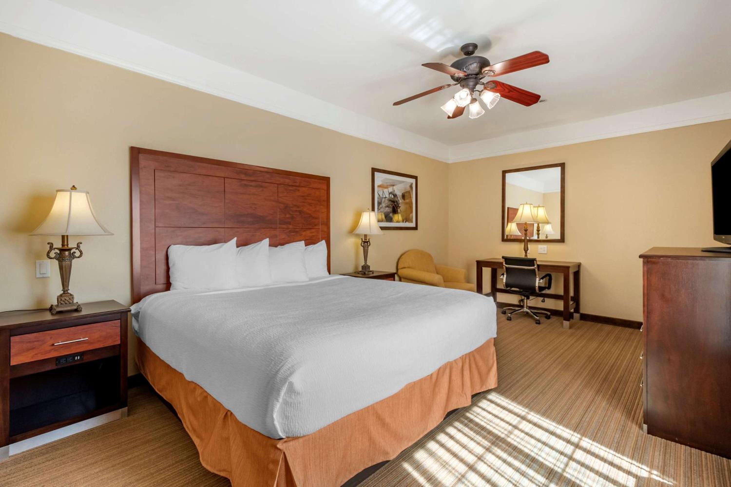 King Room - Non-Smoking - Photo 1