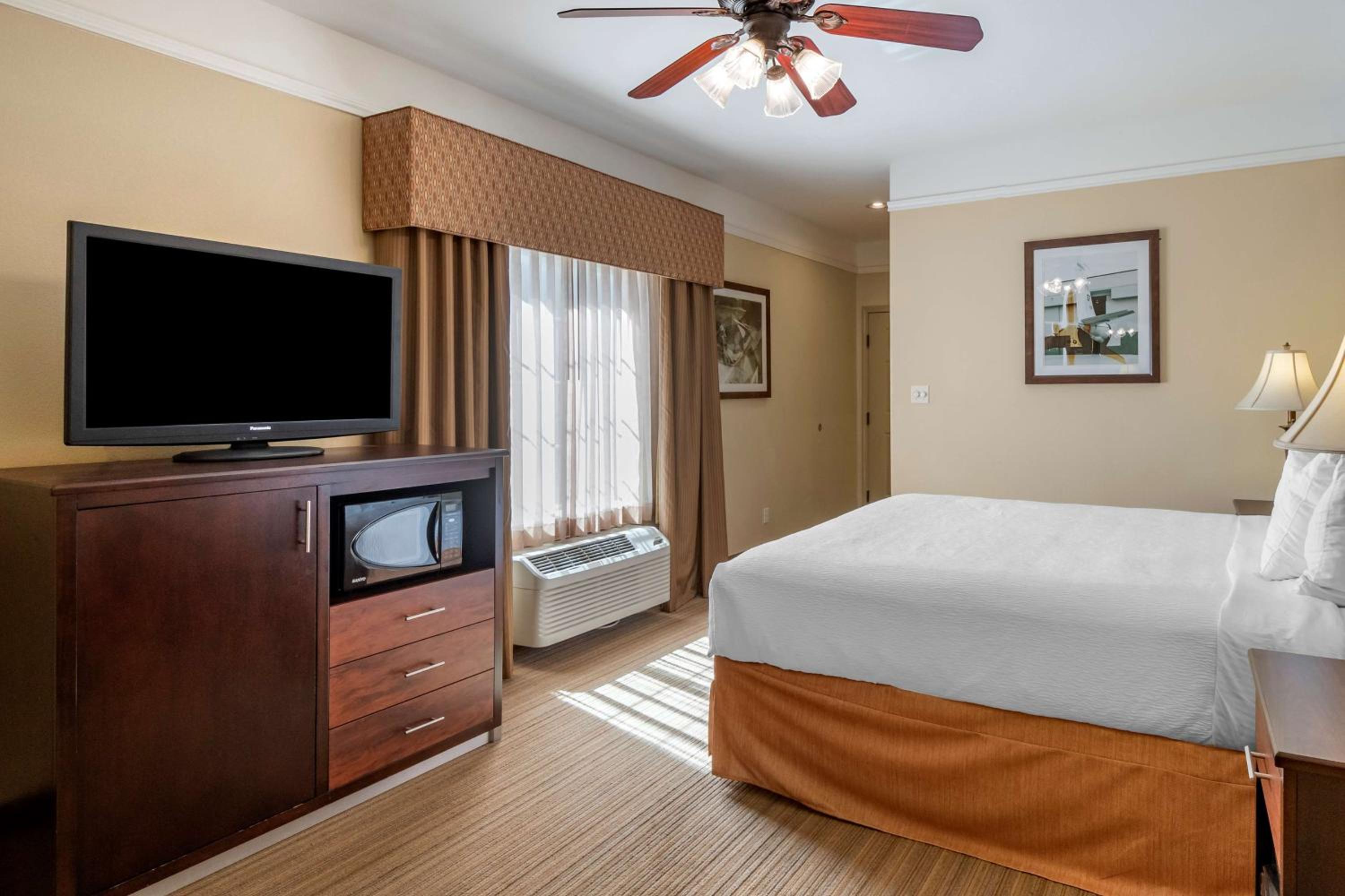 King Room - Non-Smoking - Photo 4