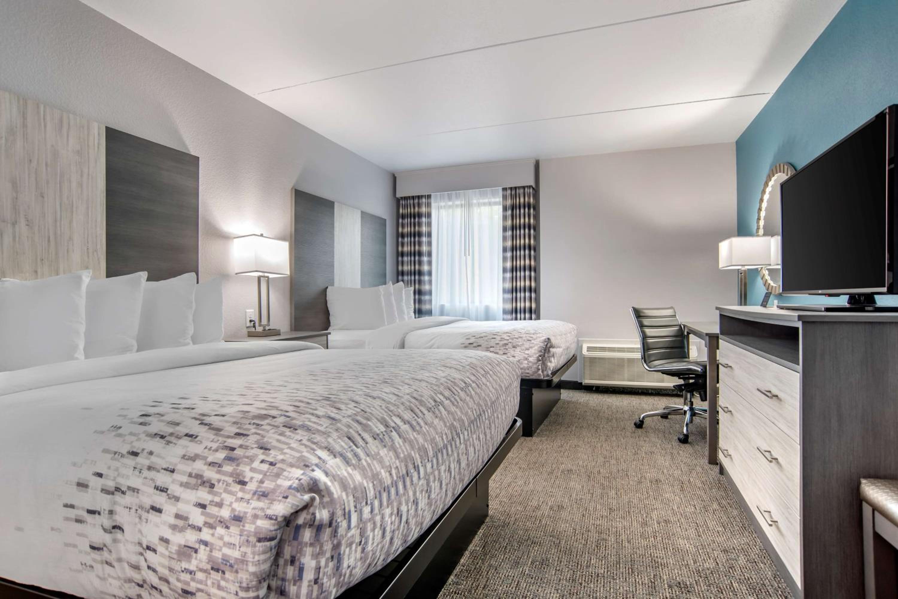 Queen Suite with Two Queen Beds and Sofa Bed - Non-Smoking - Photo 3