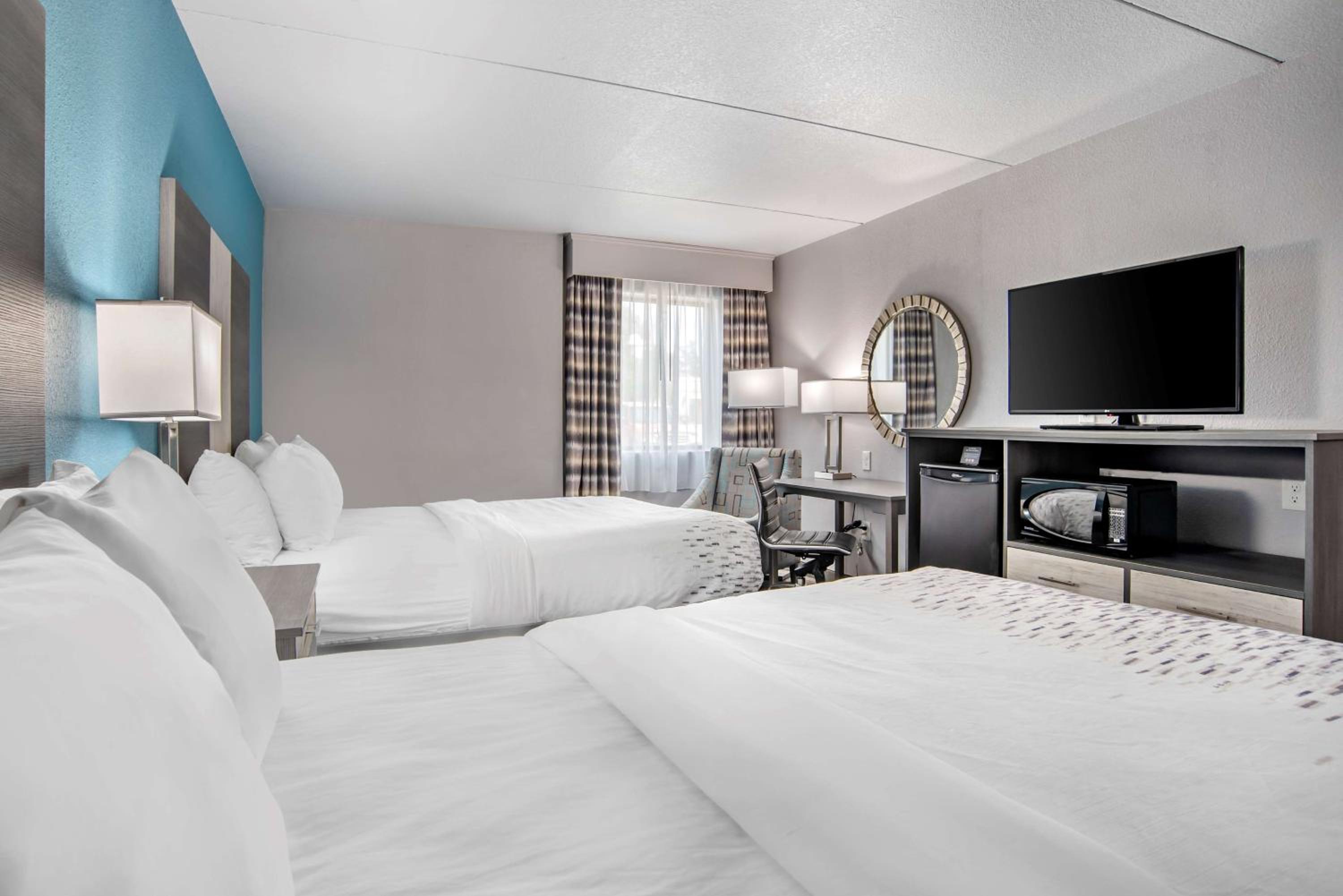 Queen Suite with Two Queen Beds and Sofa Bed - Non-Smoking - Photo 4