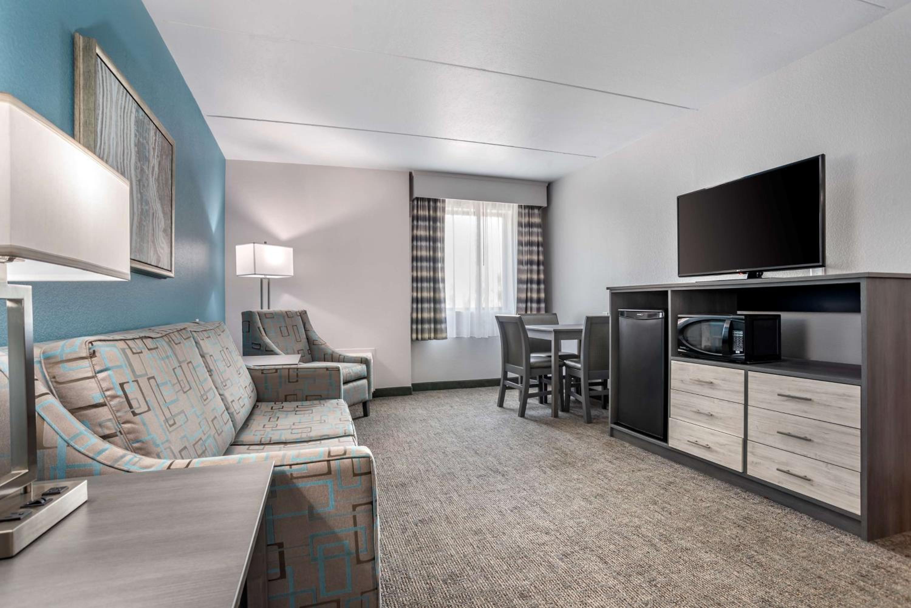 Queen Suite with Two Queen Beds and Sofa Bed - Non-Smoking - Photo 2