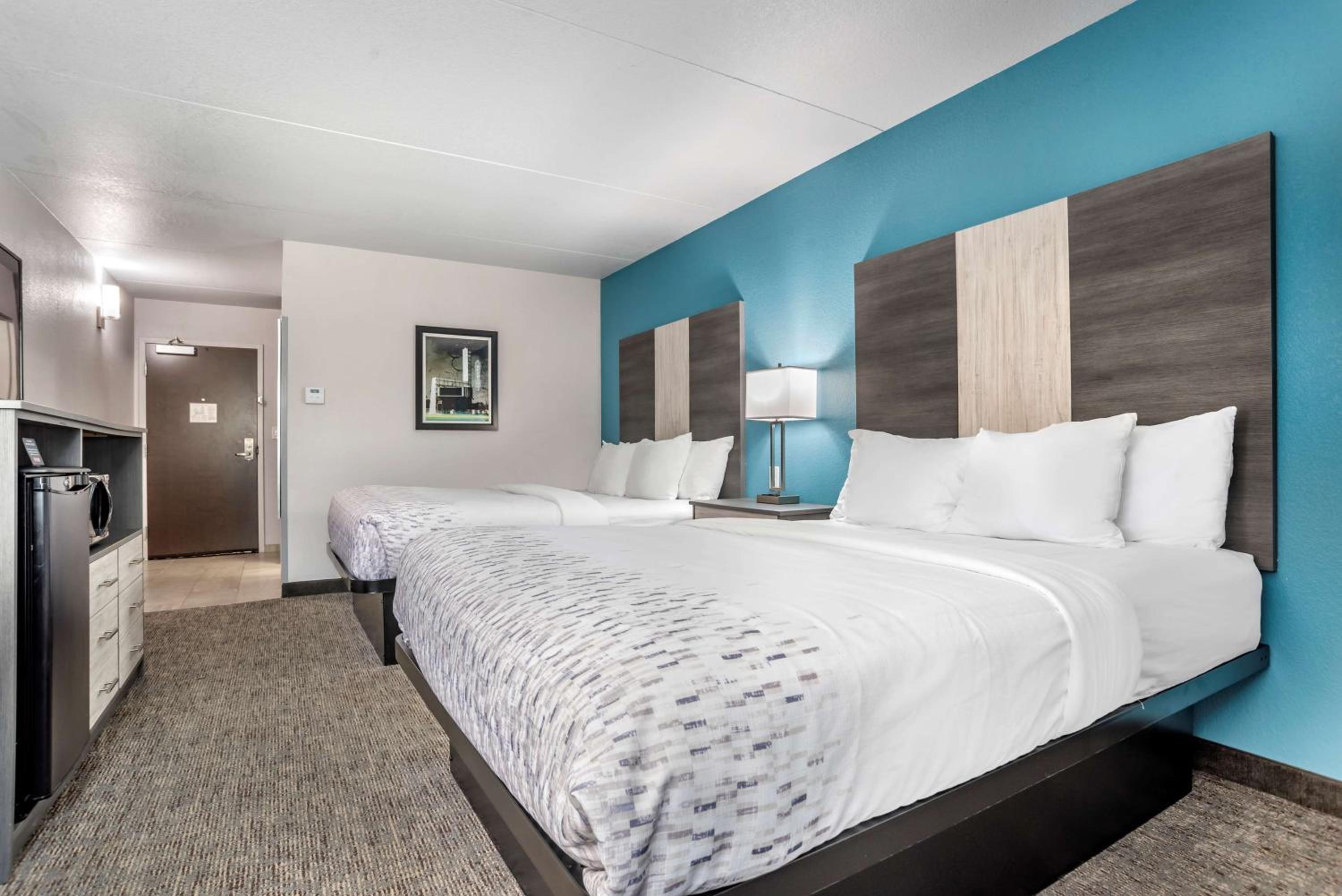 Queen Room with Two Queen Beds - Pet Friendly/Non-Smoking - Photo 4