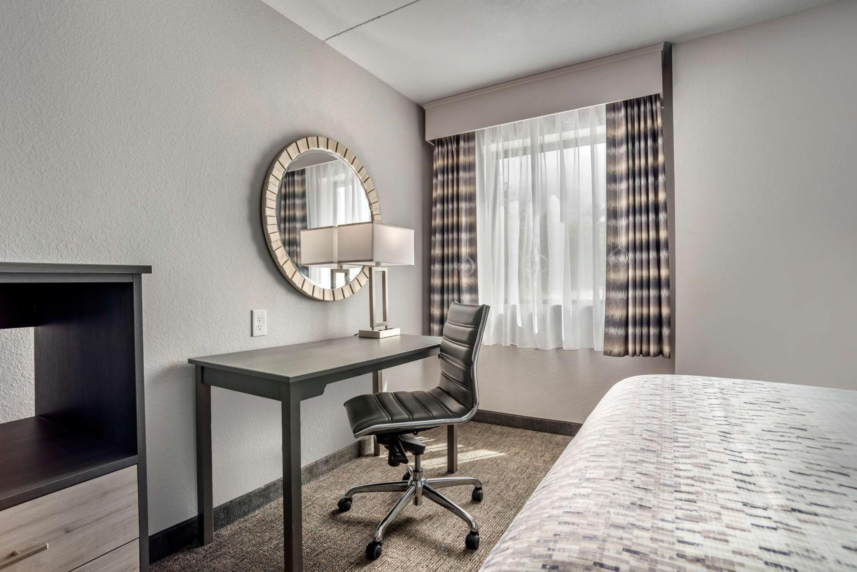Queen Suite with Two Queen Beds and Sofa Bed - Non-Smoking - Photo 5