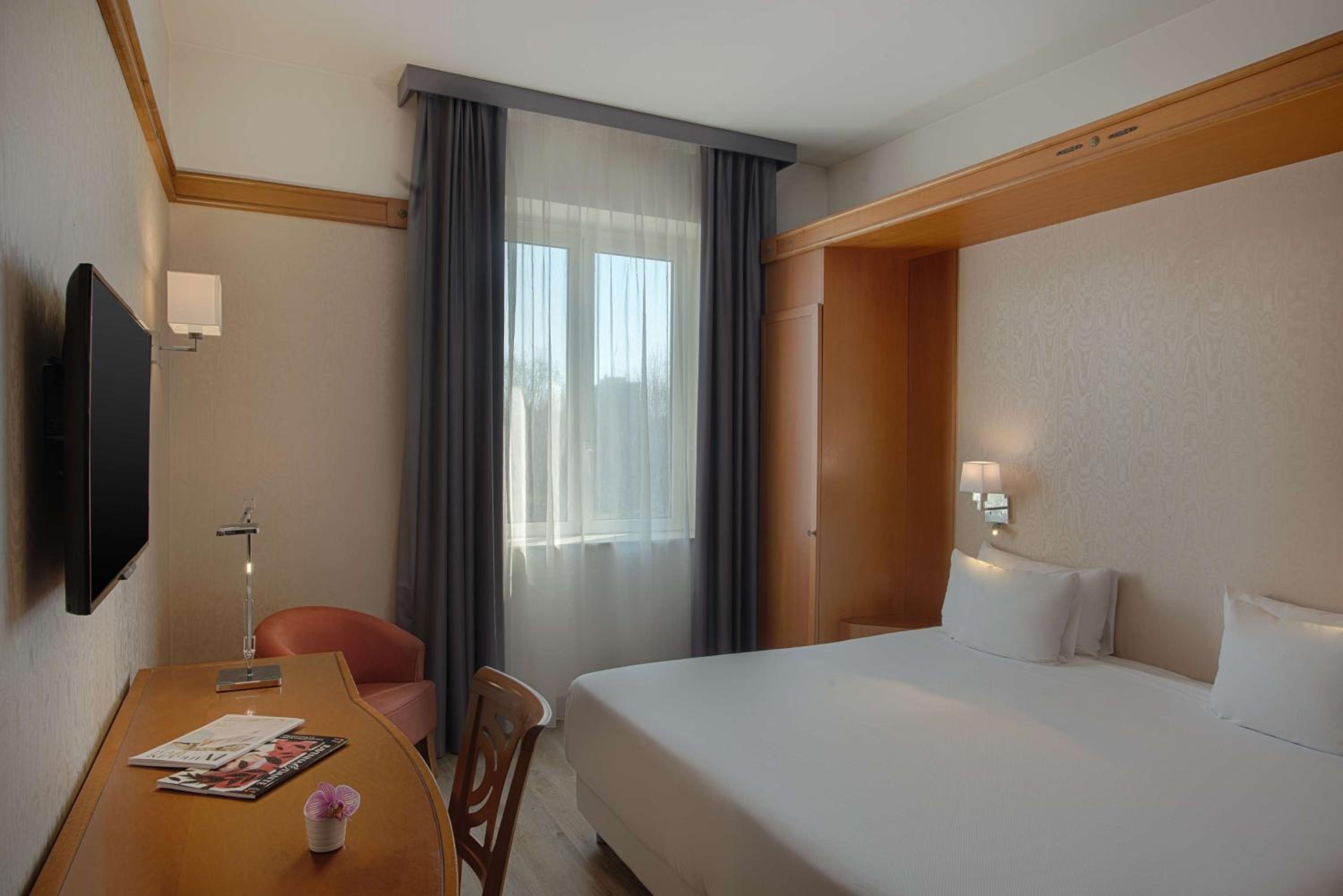 Standard Double or Twin Room - Photo 10