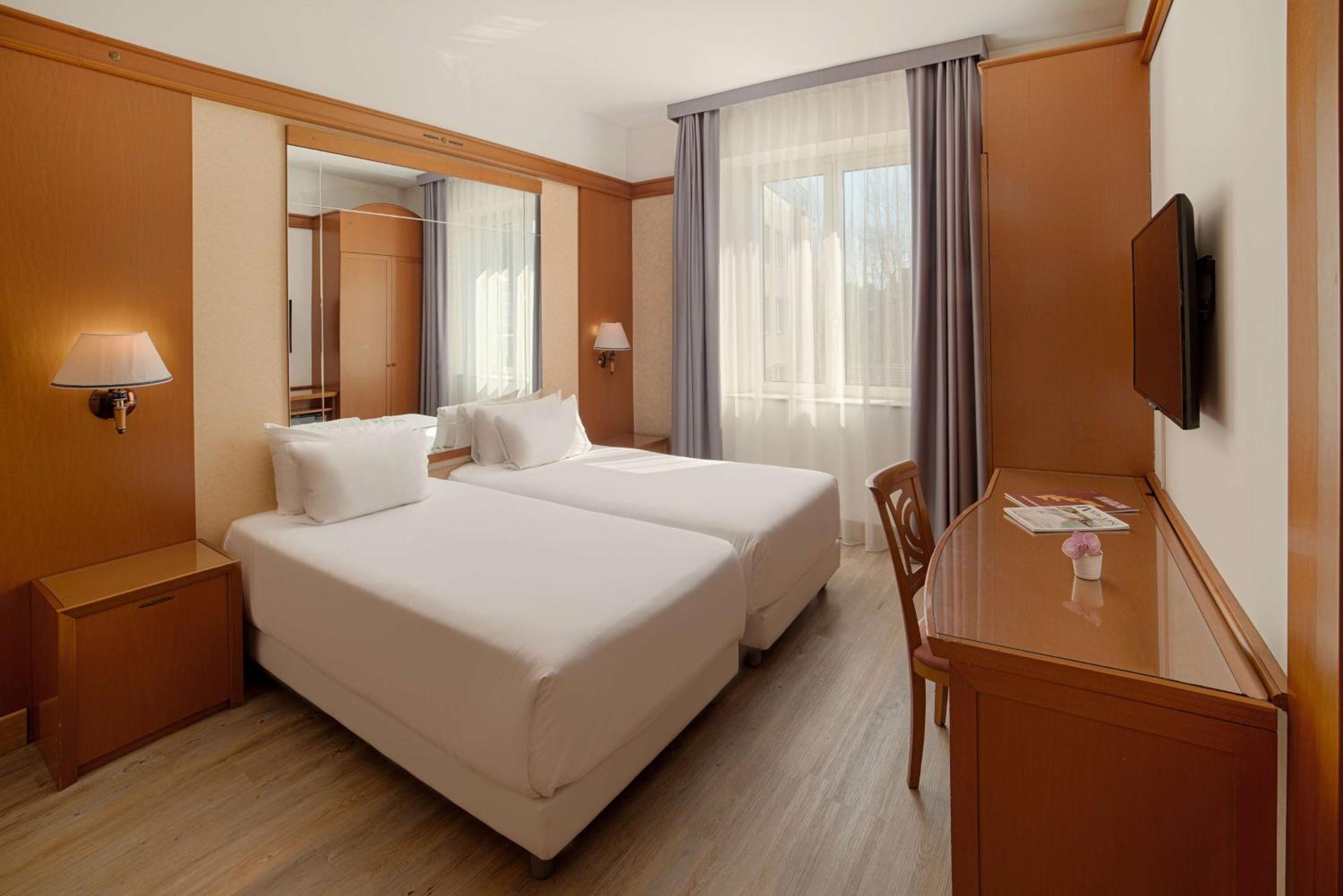 Standard Double or Twin Room - Photo 7