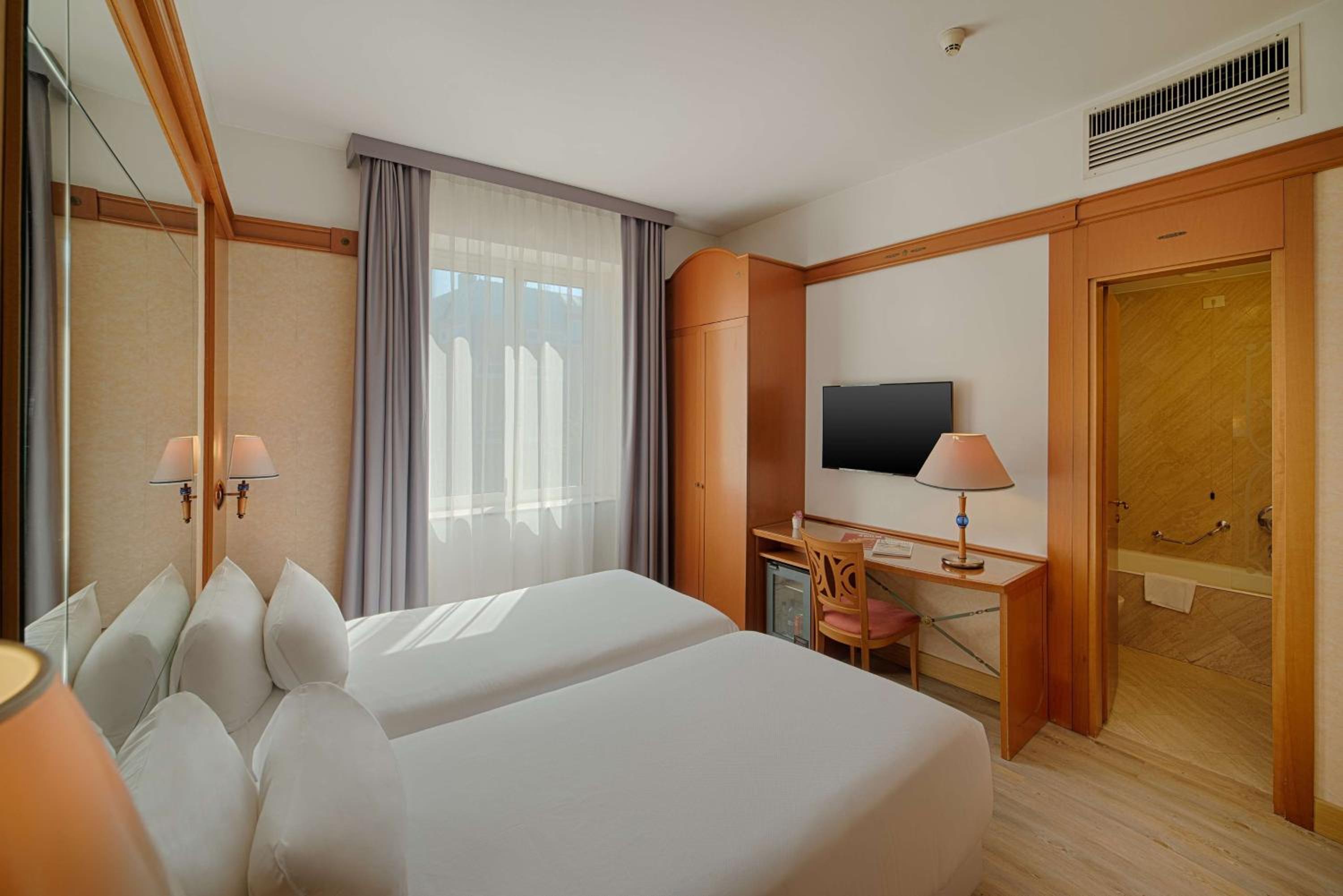 Standard Double or Twin Room - Photo 8
