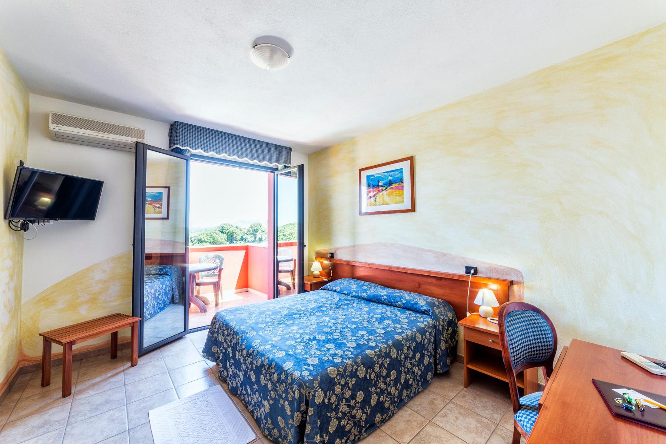 Deluxe Double Room with Balcony photo 2