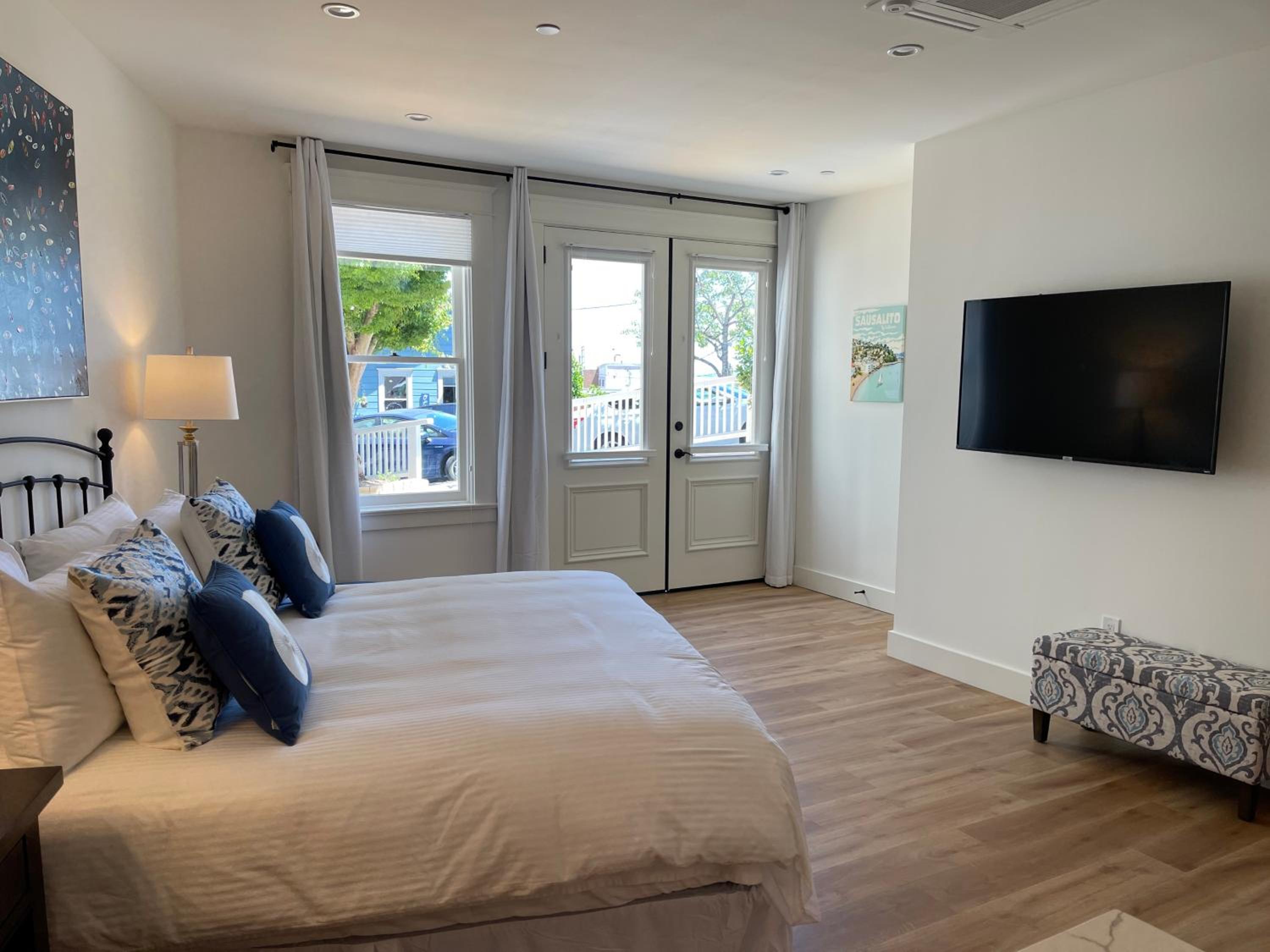 Deluxe King Room - Photo 2