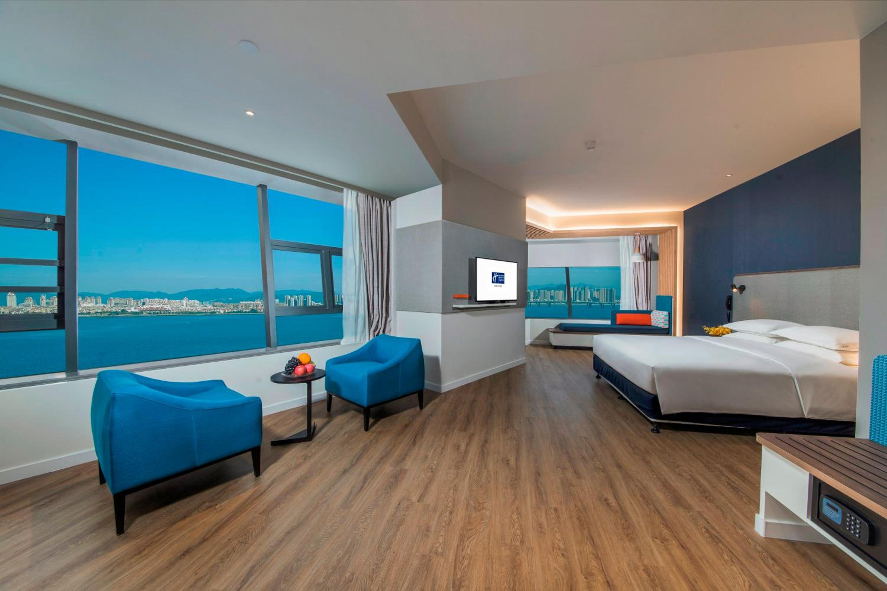 Large King Room with Sea View - Photo 6