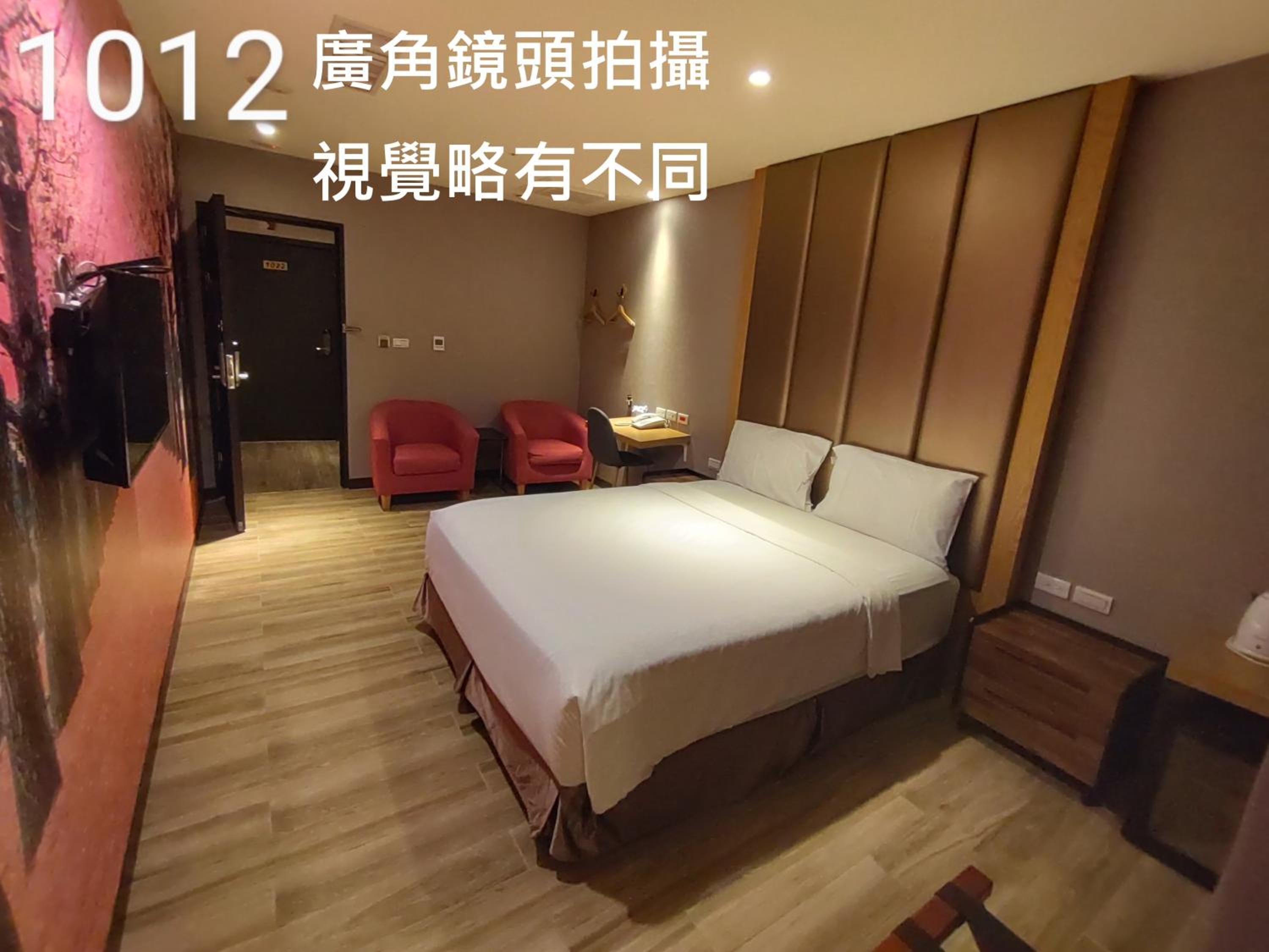Deluxe Double Room with Bath - No Window