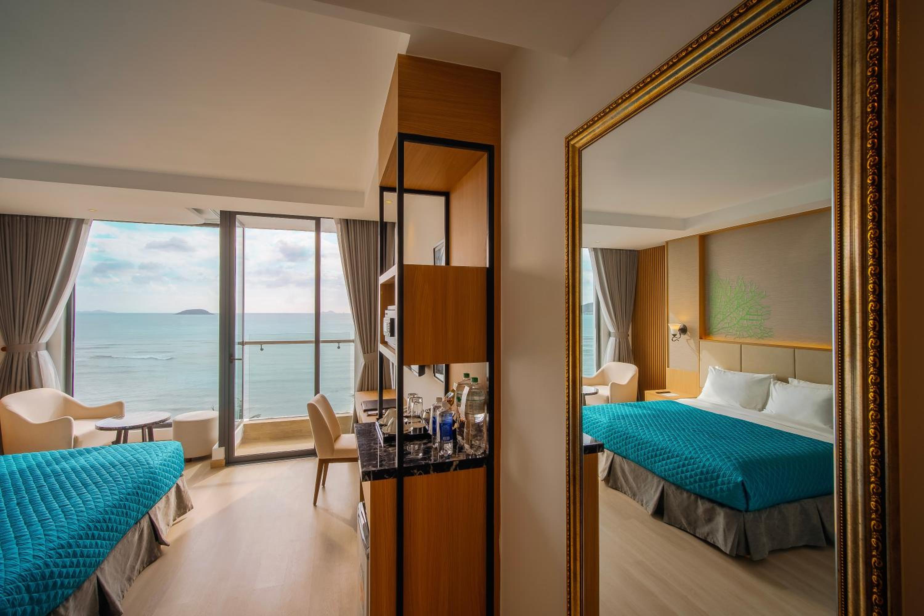 Premier Deluxe Double Room with Balcony and Ocean View - Photo 6
