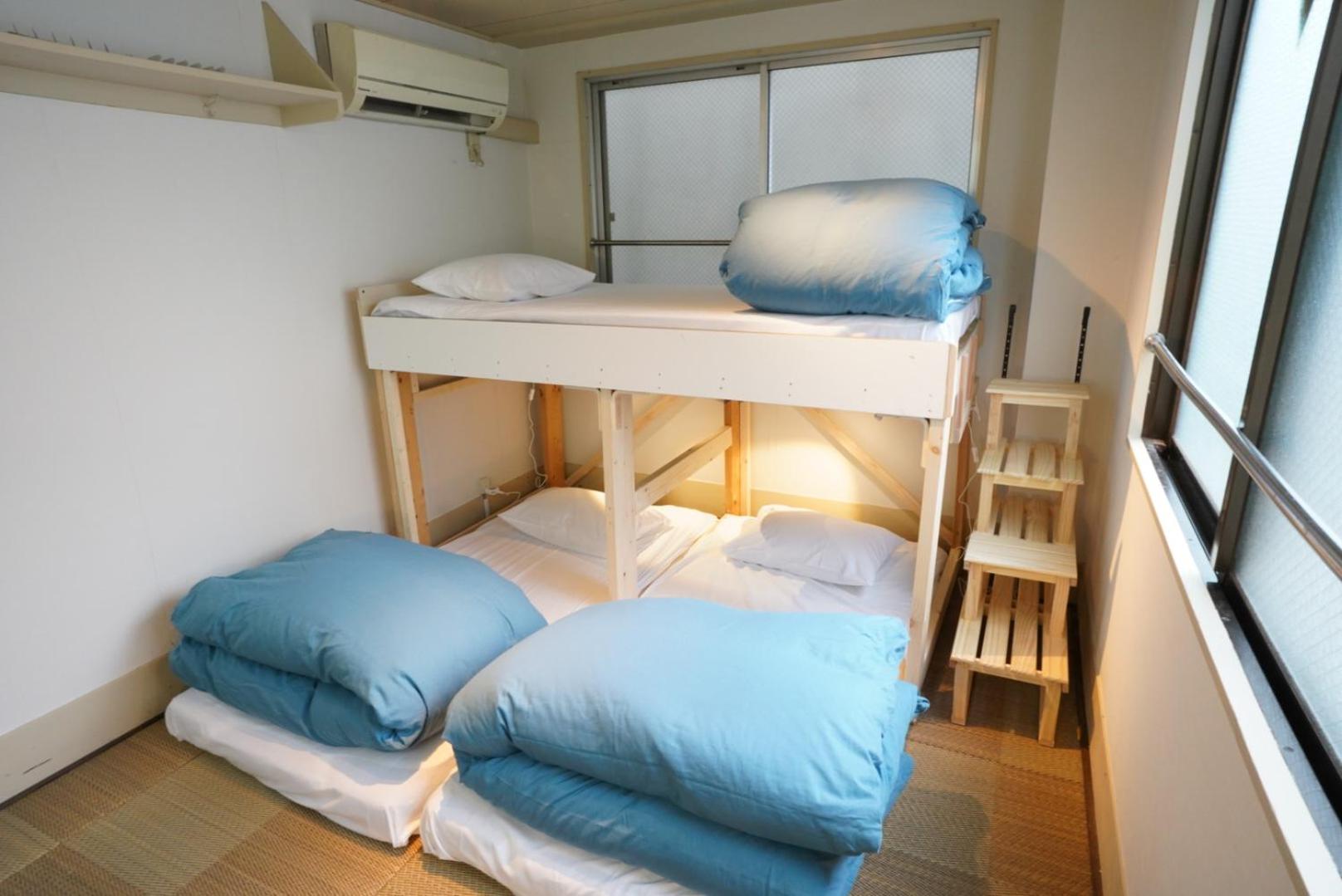 Economy Triple Room with Shared Bathroom thumbnail 6