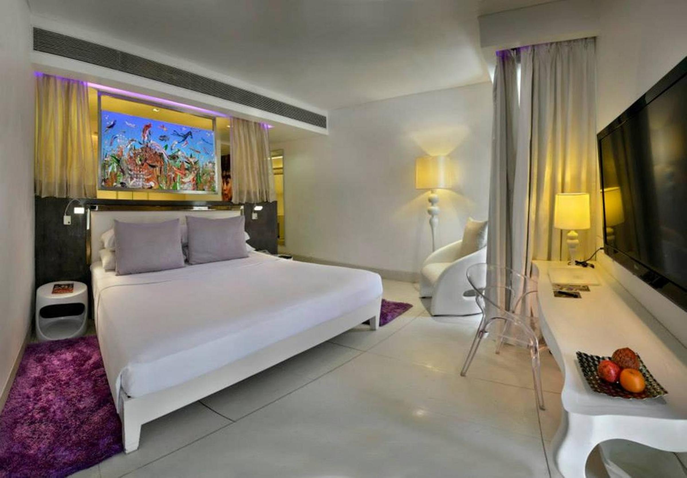 Deluxe Room with balcony (Smoking) (Complimentary Cocktail on Arrival) -  Happy Hours 1+1 from 5 pm to 7 pm on selected brands - Photo 1