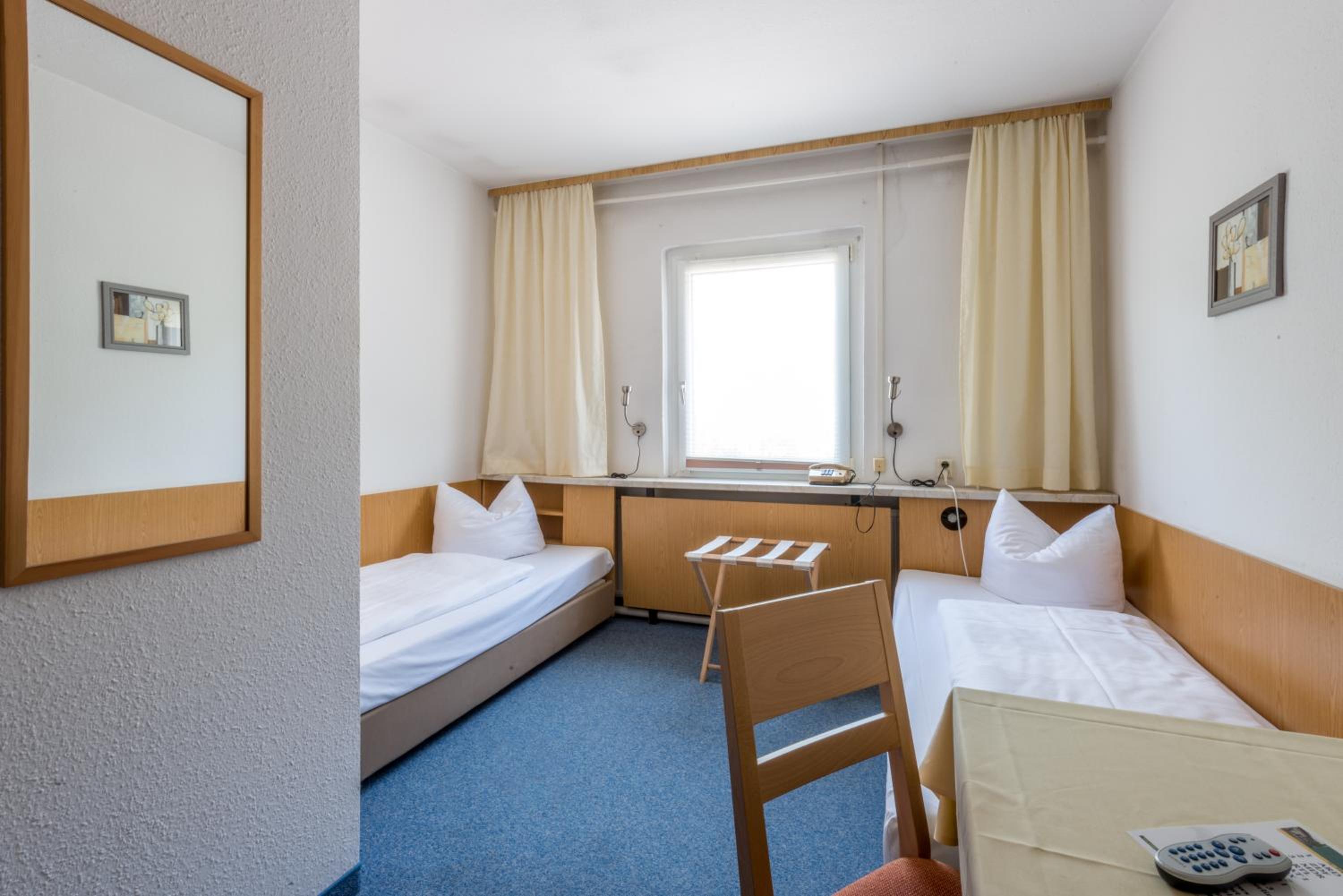Twin Room - Photo 8