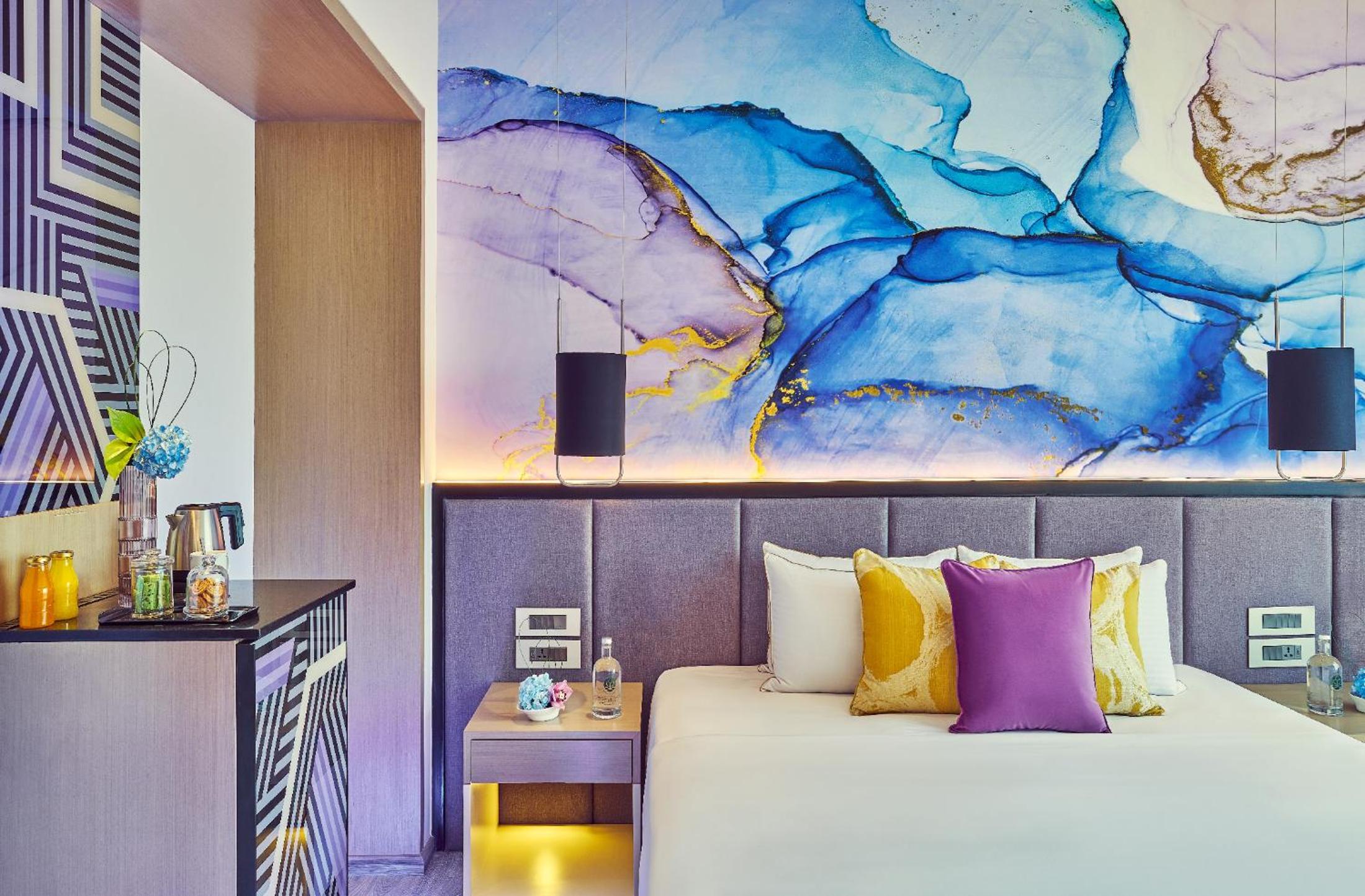 Premium Room King Bed - Photo 3