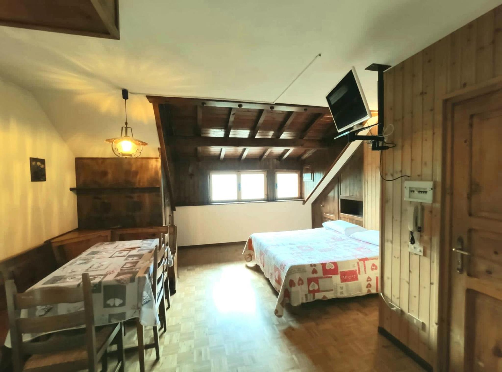 Studio (6 Adults)