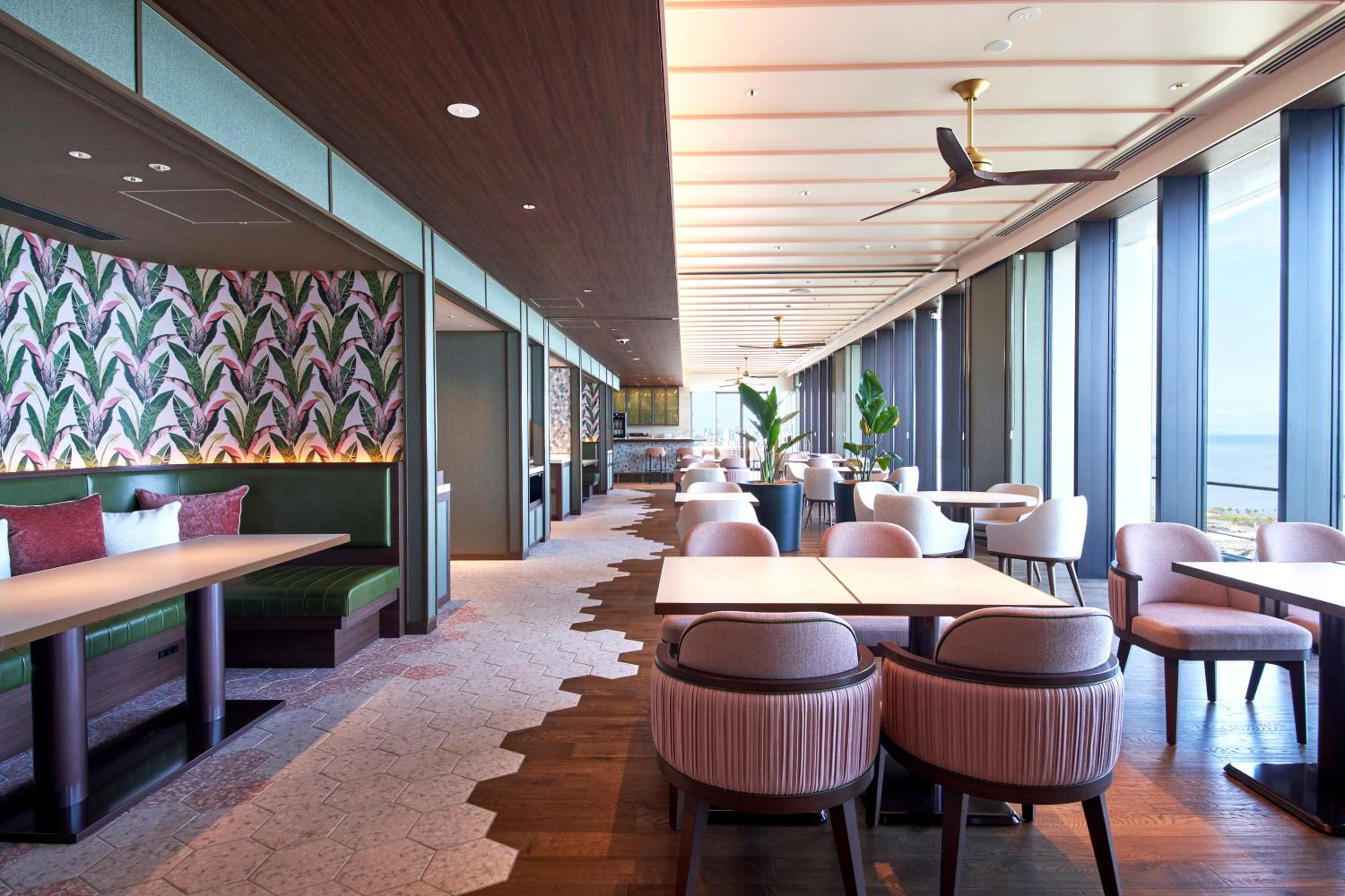 Deluxe Twin Room  with Club Lounge Access - Photo 21