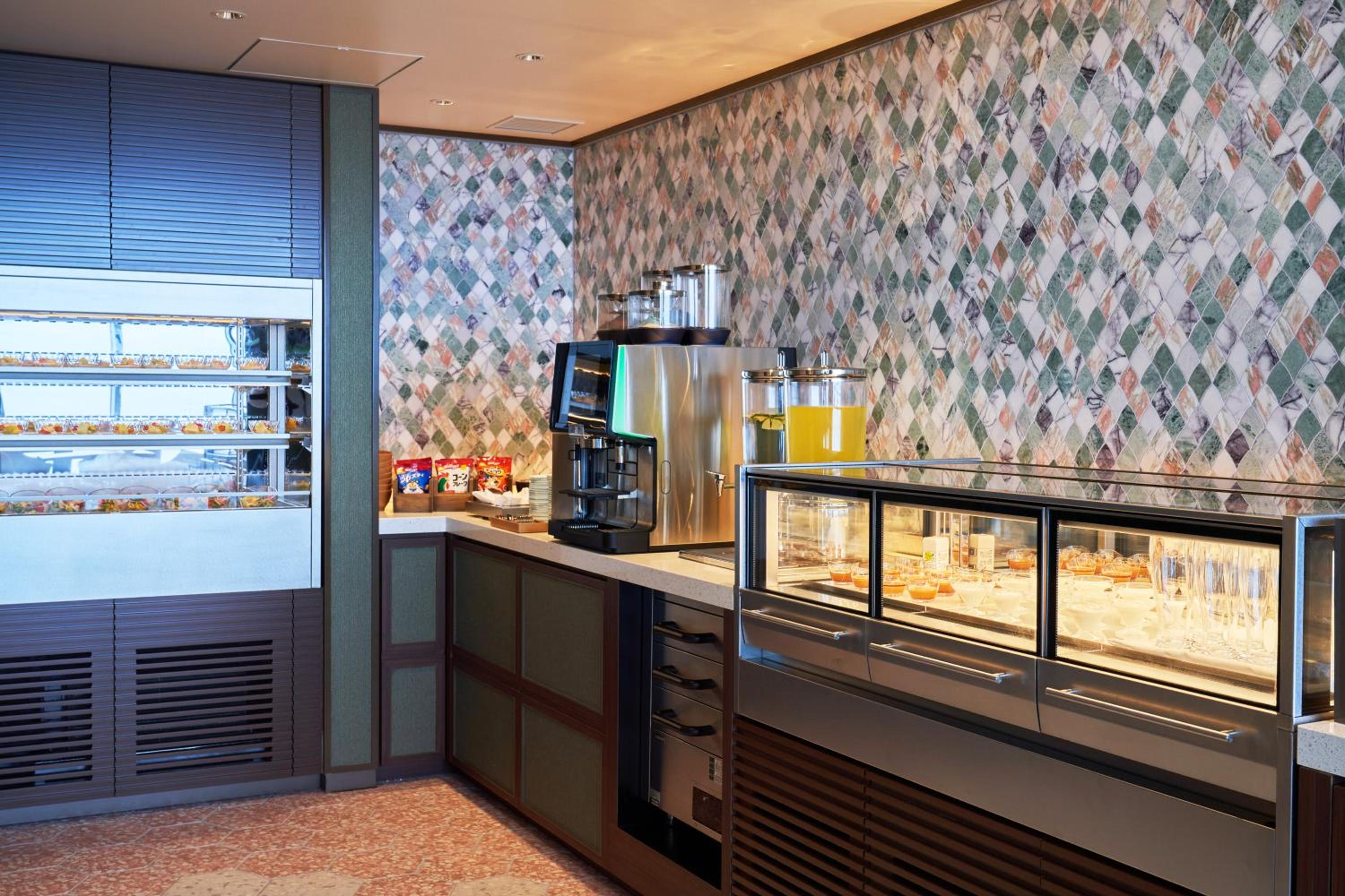 Deluxe Twin Room  with Club Lounge Access - Photo 20
